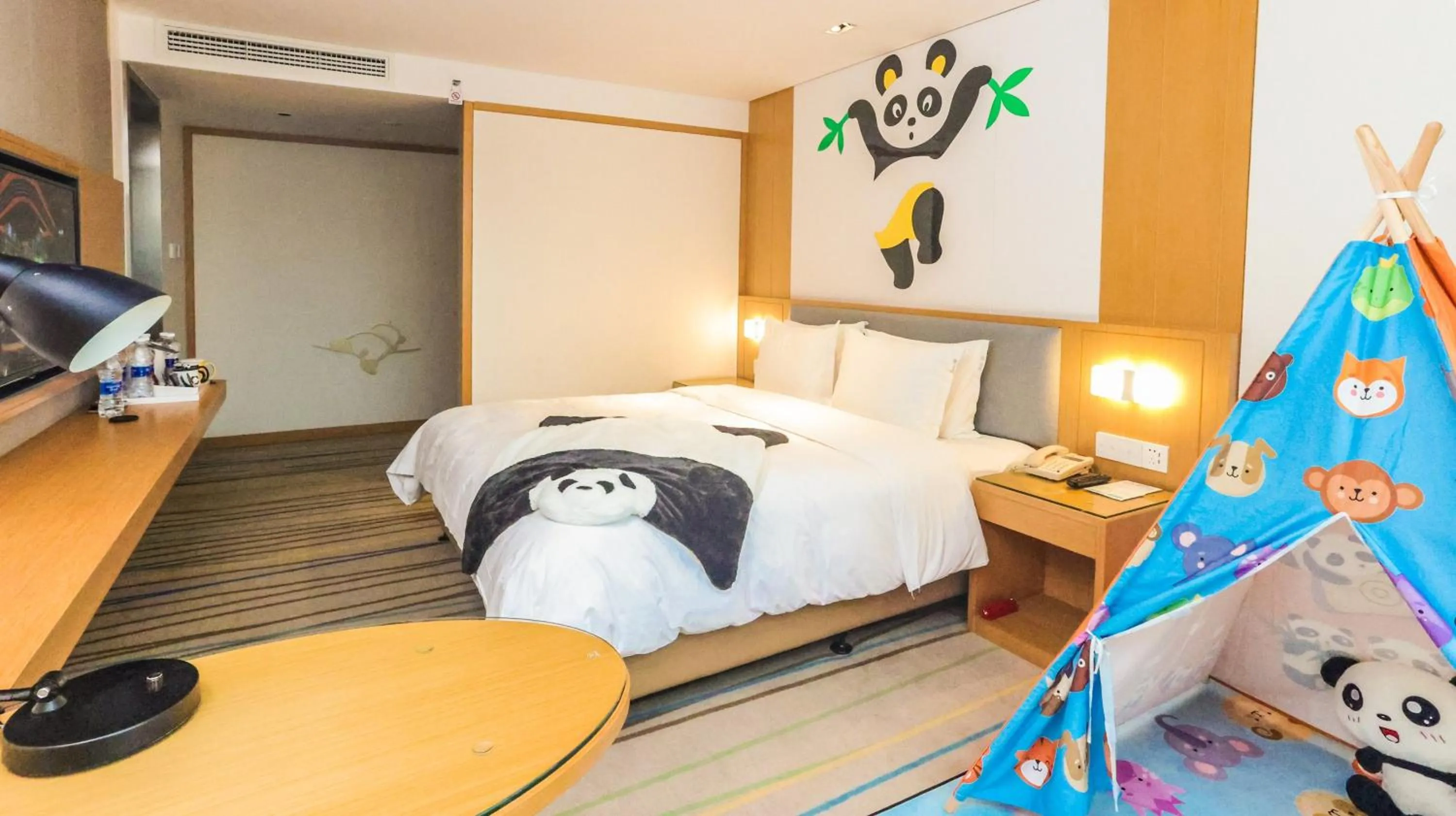 Photo of the whole room, Bed in Holiday Inn Express - Ya'an City Center by IHG