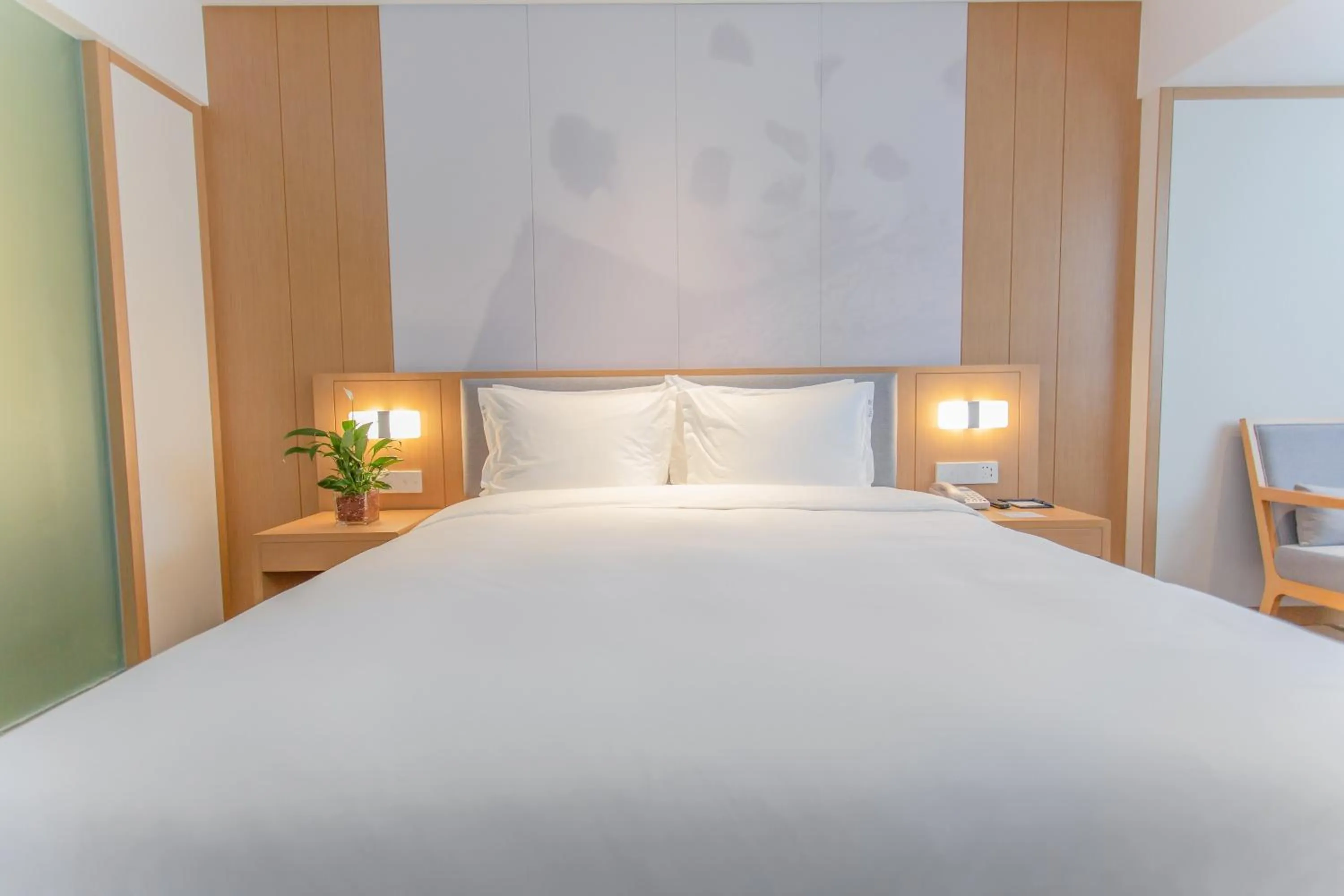 Photo of the whole room, Bed in Holiday Inn Express - Ya'an City Center by IHG