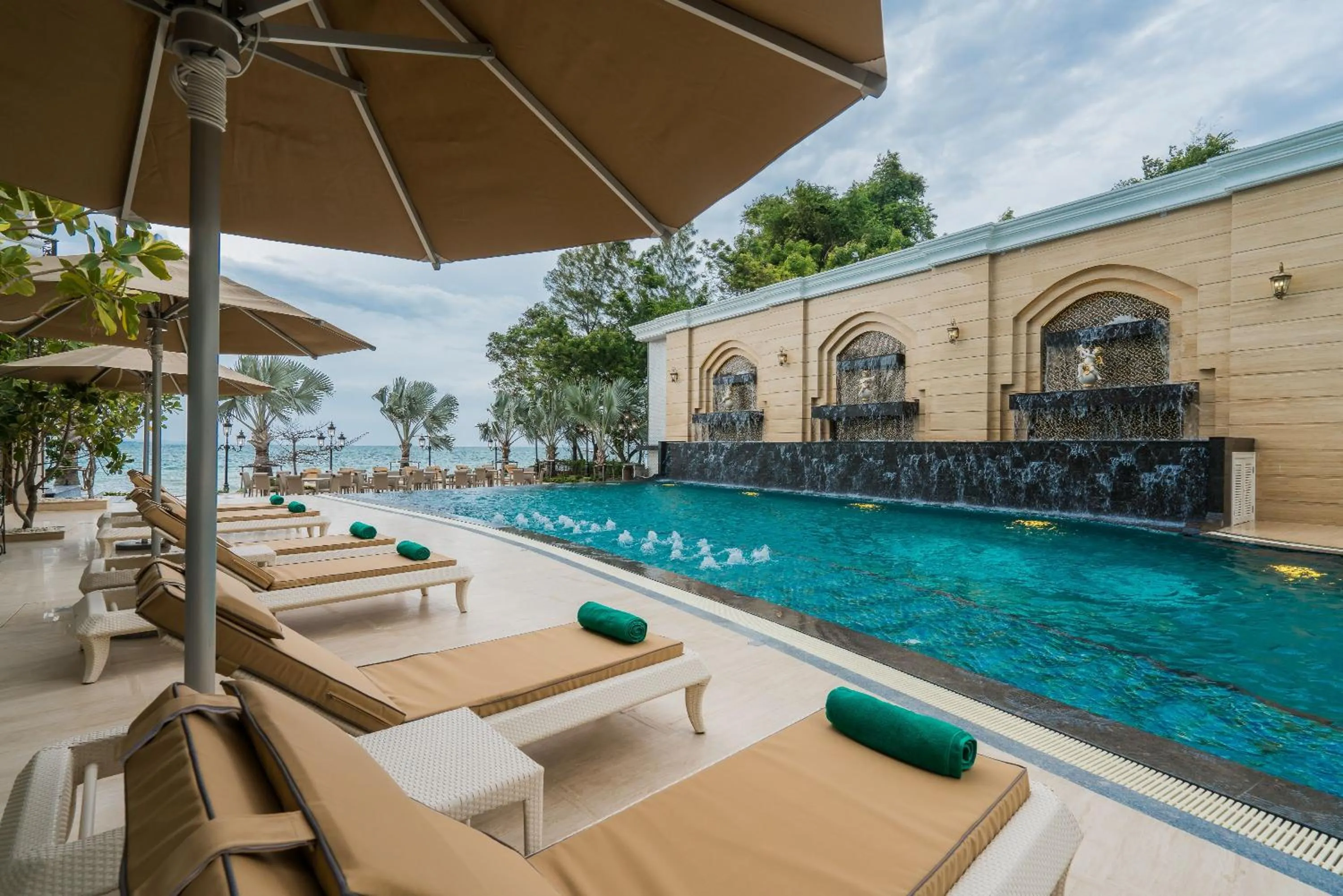 Swimming pool in LK Emerald Beach - SHA Extra Plus