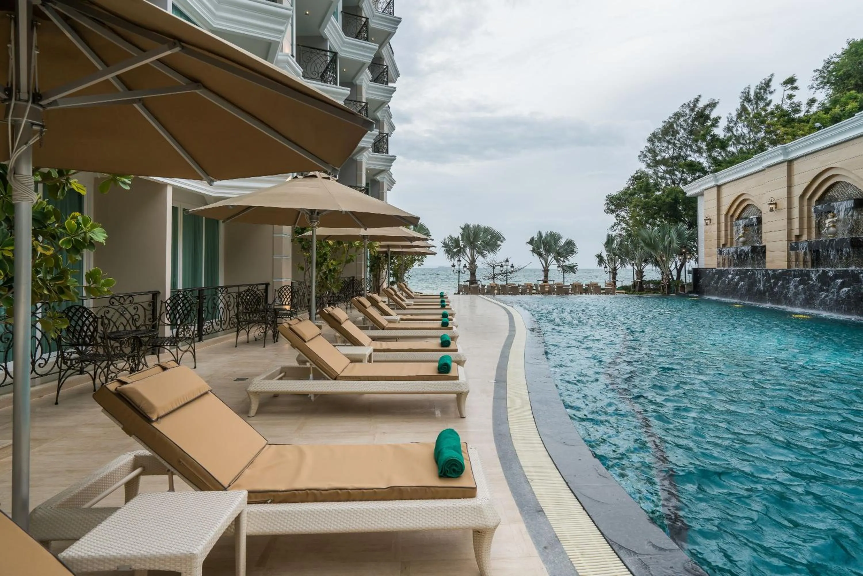 Swimming pool in LK Emerald Beach - SHA Extra Plus