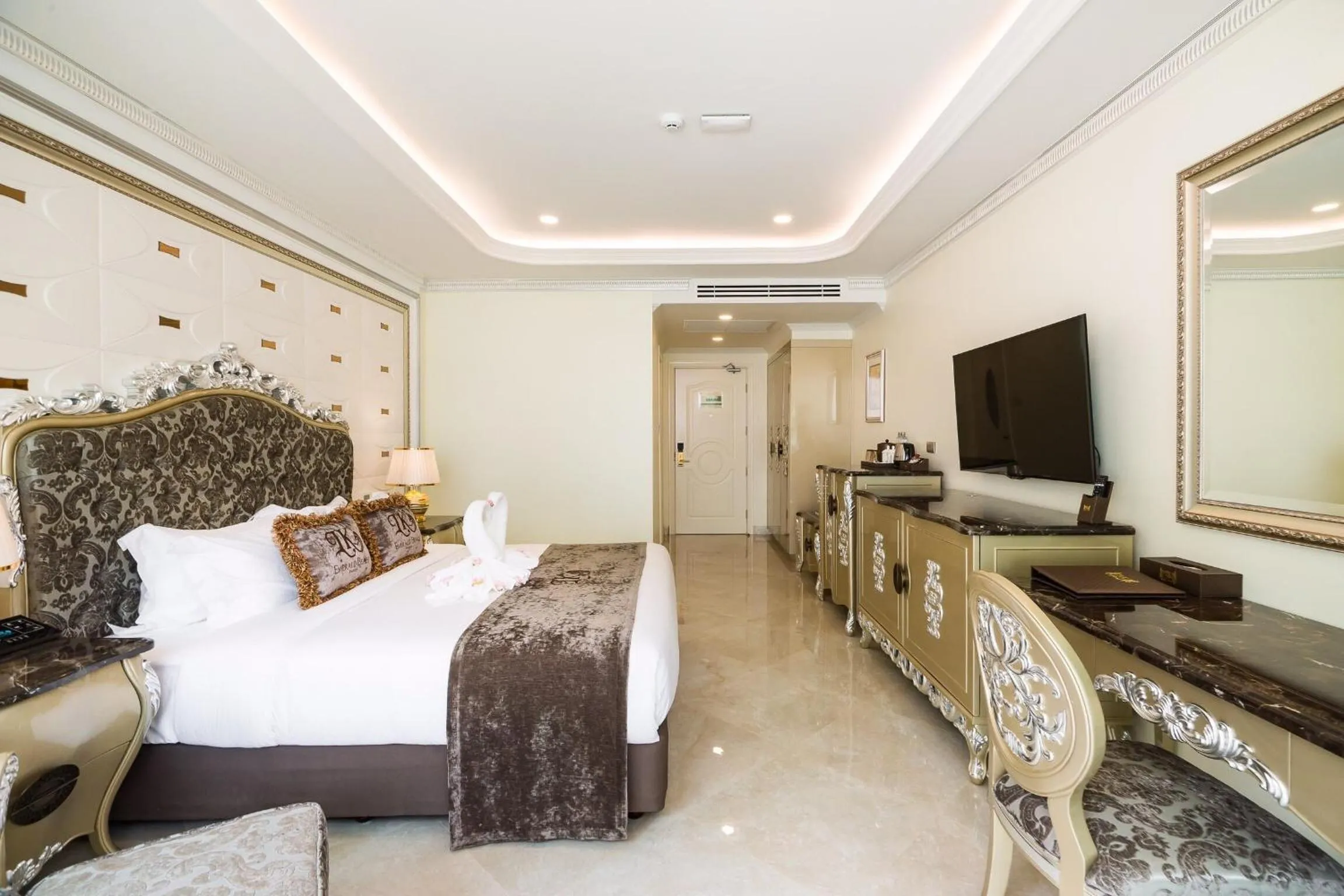Bedroom, Bed in LK Emerald Beach - SHA Extra Plus