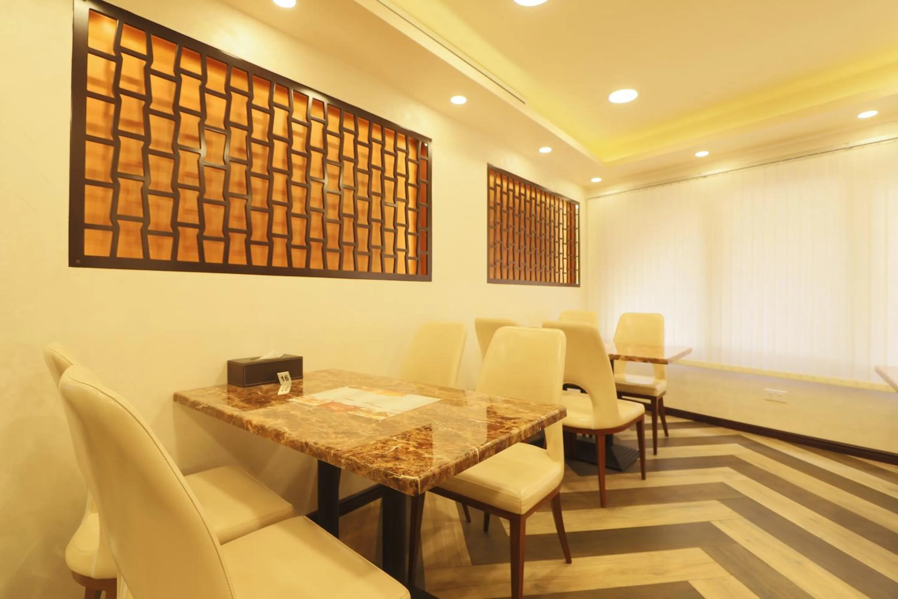 Restaurant/places to eat in 24 Gold Hotel