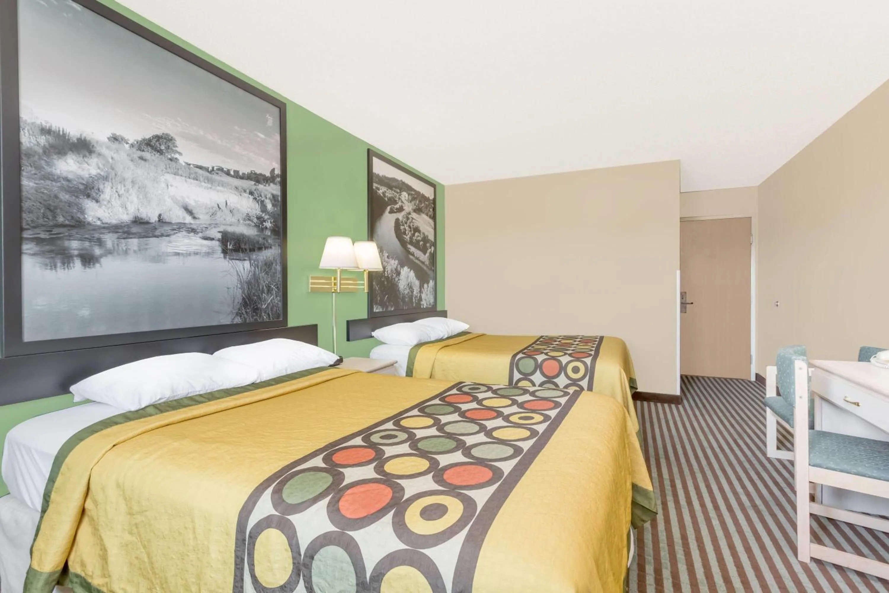 Photo of the whole room in Super 8 by Wyndham Lexington