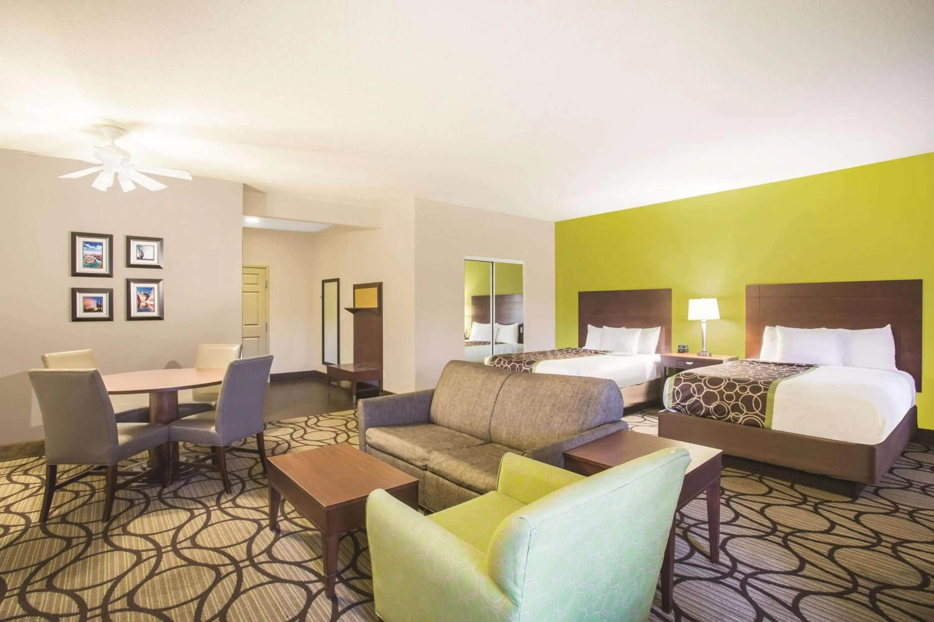 Photo of the whole room, Bed in La Quinta by Wyndham Conference Center Prescott
