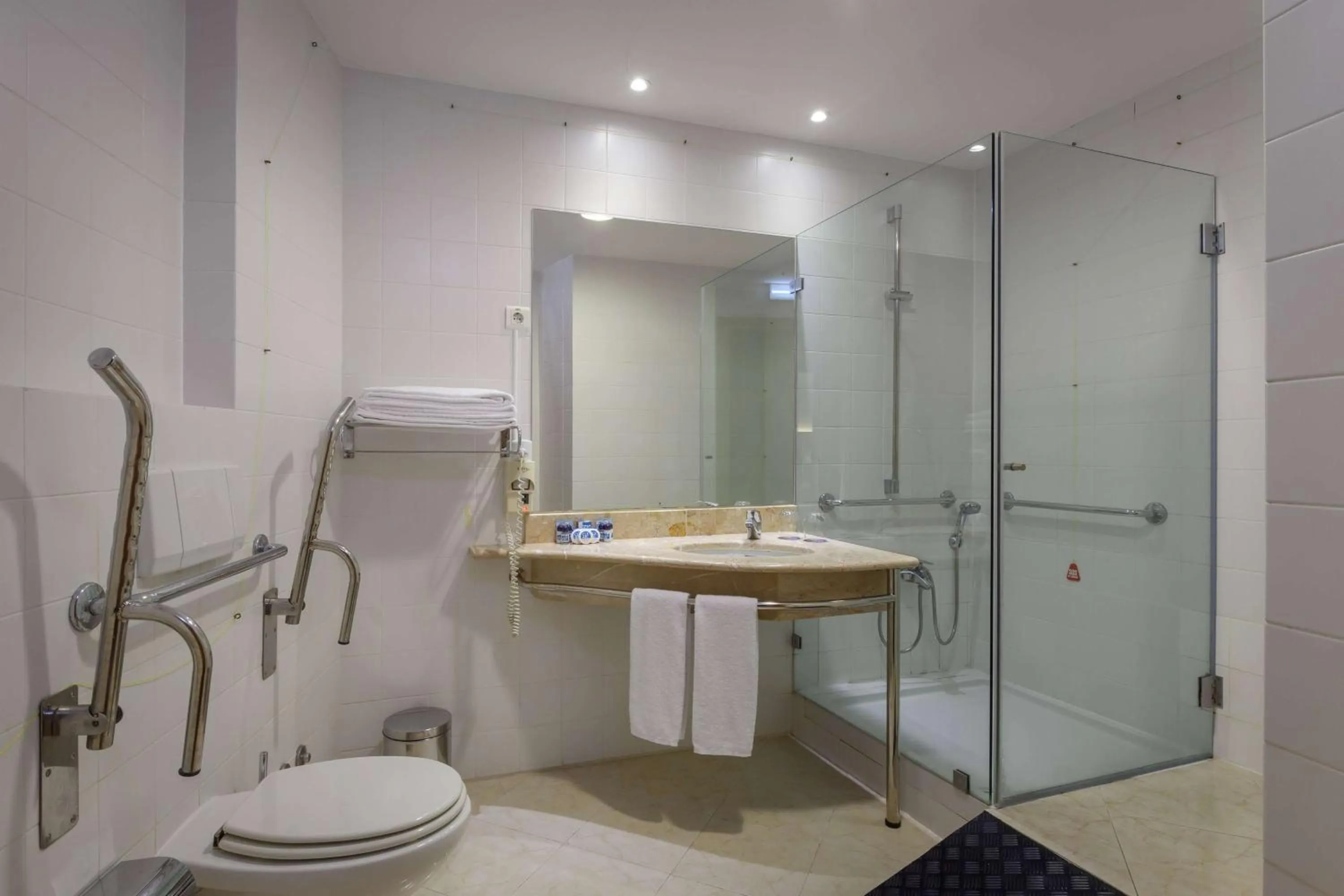 Photo of the whole room in TRYP by Wyndham Porto Expo Hotel