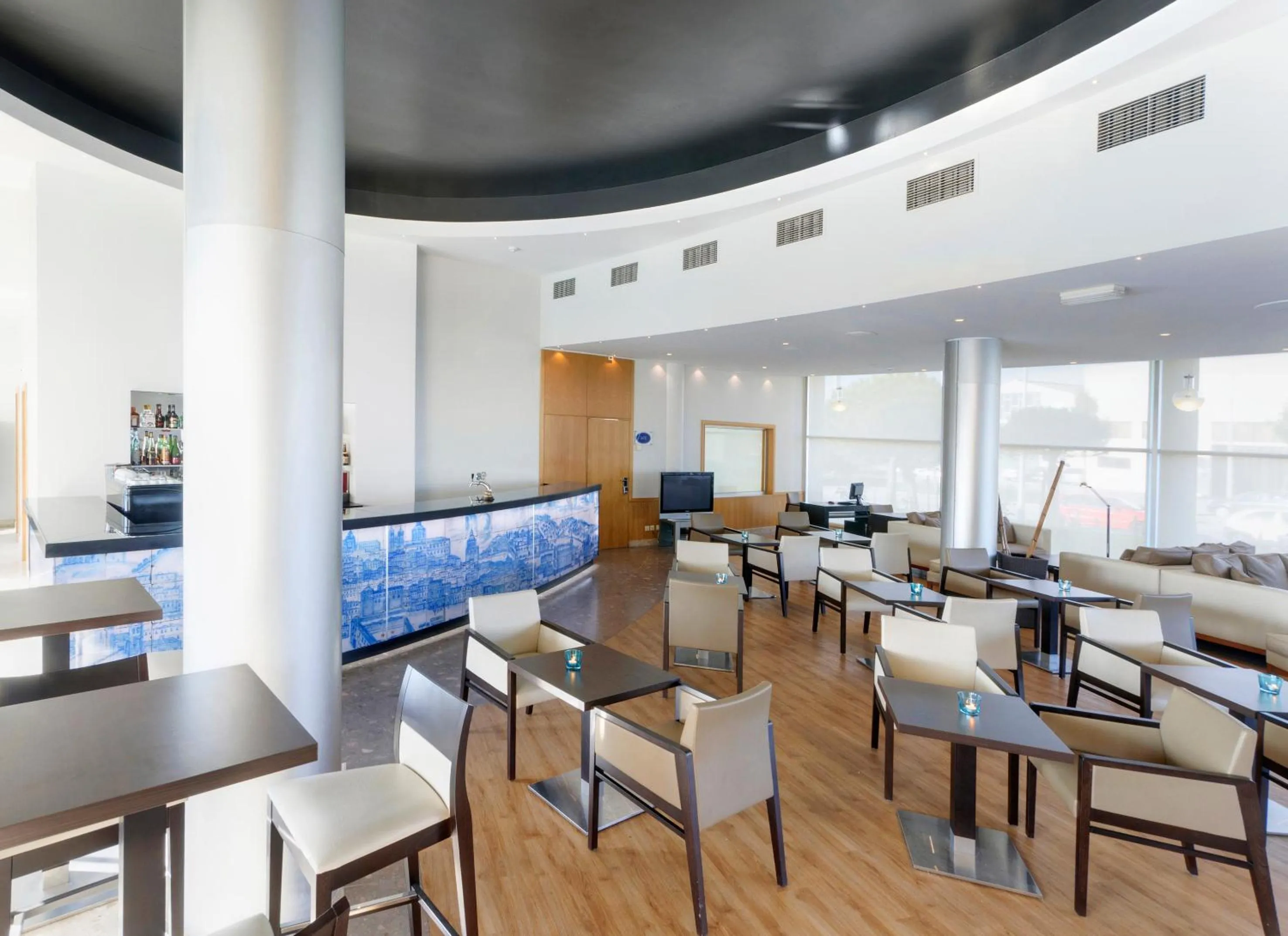 Restaurant/places to eat in TRYP by Wyndham Porto Expo Hotel