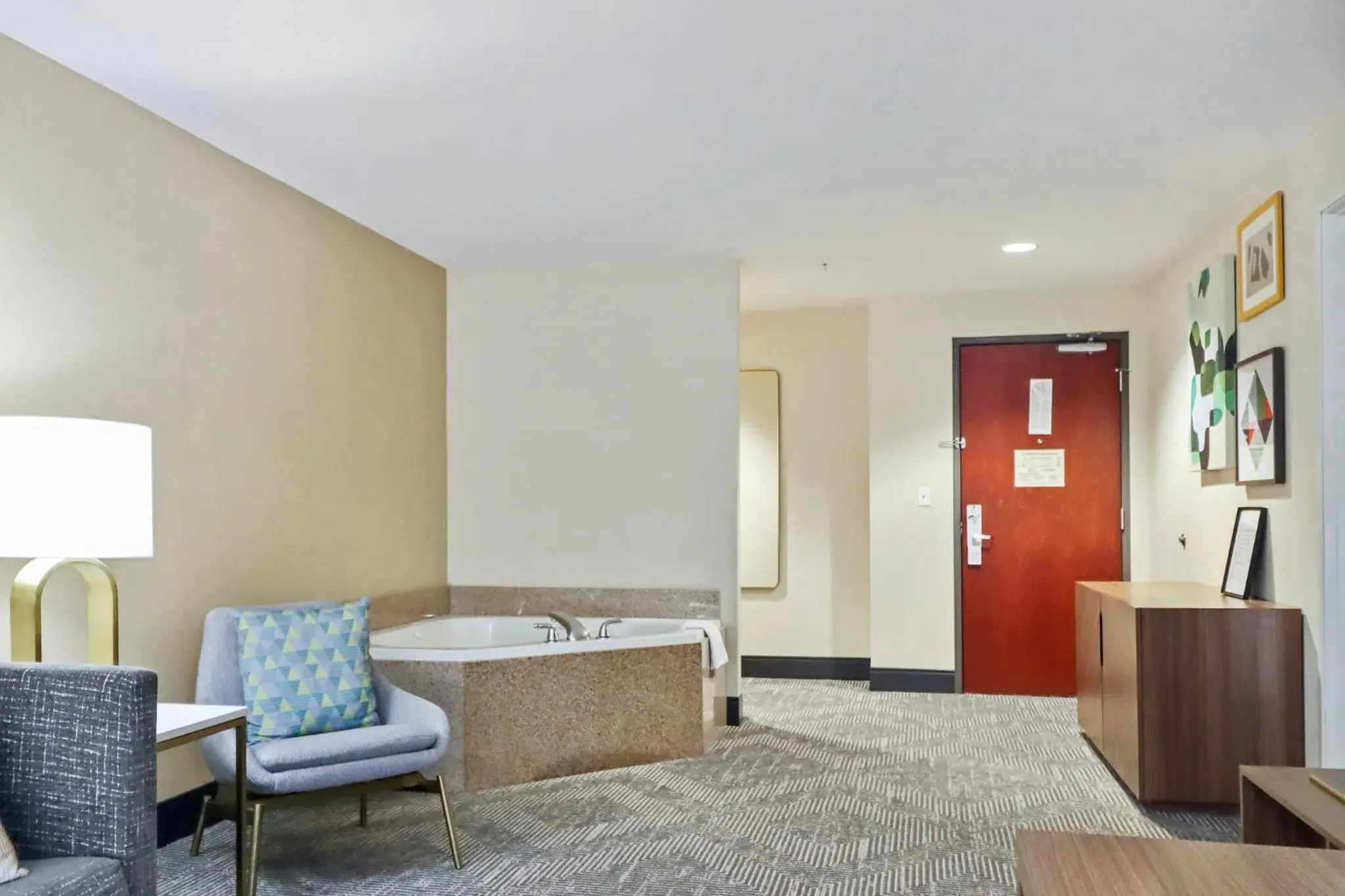 Photo of the whole room, Bed in Holiday Inn Quincy by IHG Photo of the whole room, Bed in Holiday Inn Quincy by IHG