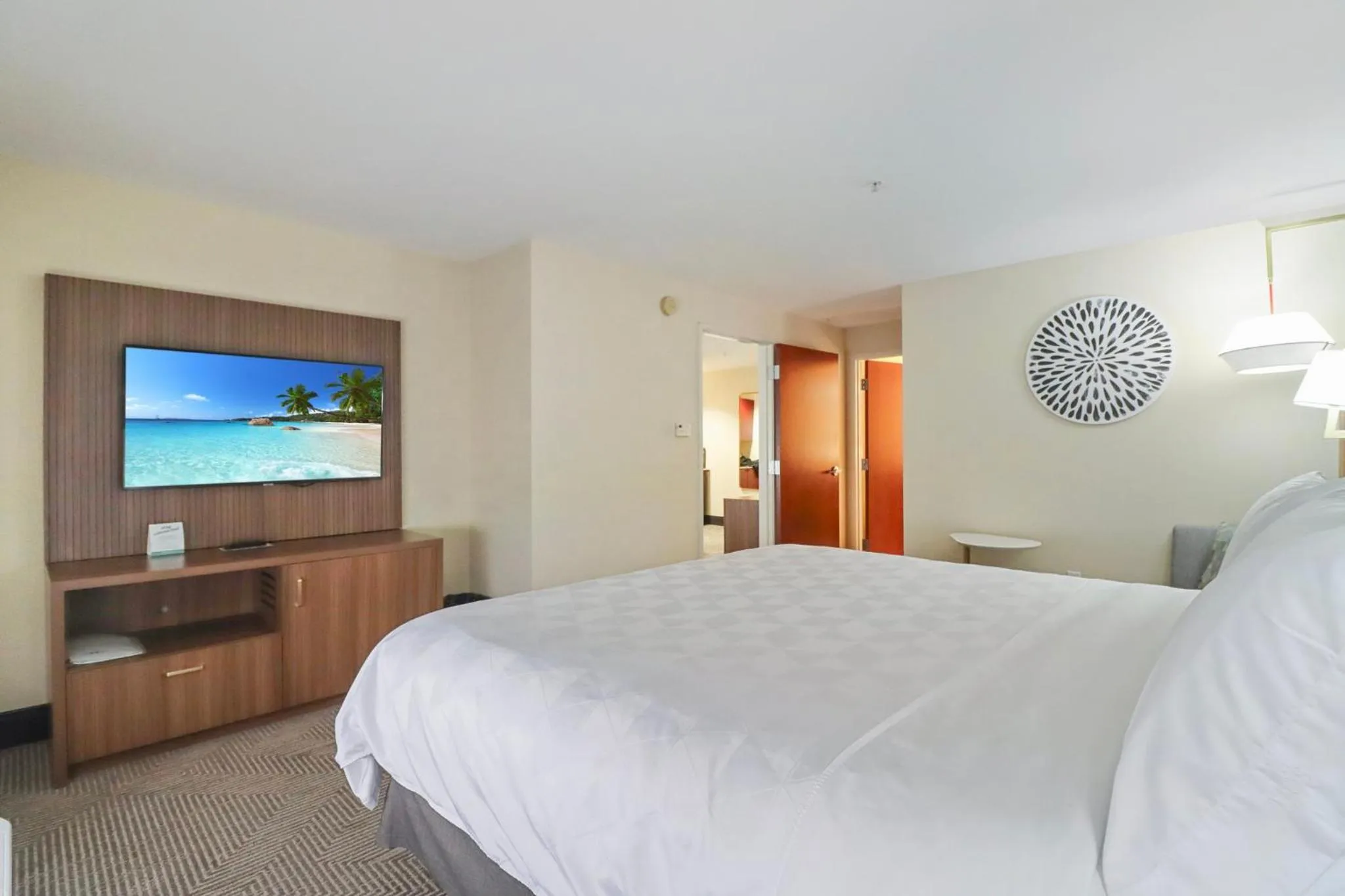 Photo of the whole room, Bed in Holiday Inn Quincy by IHG