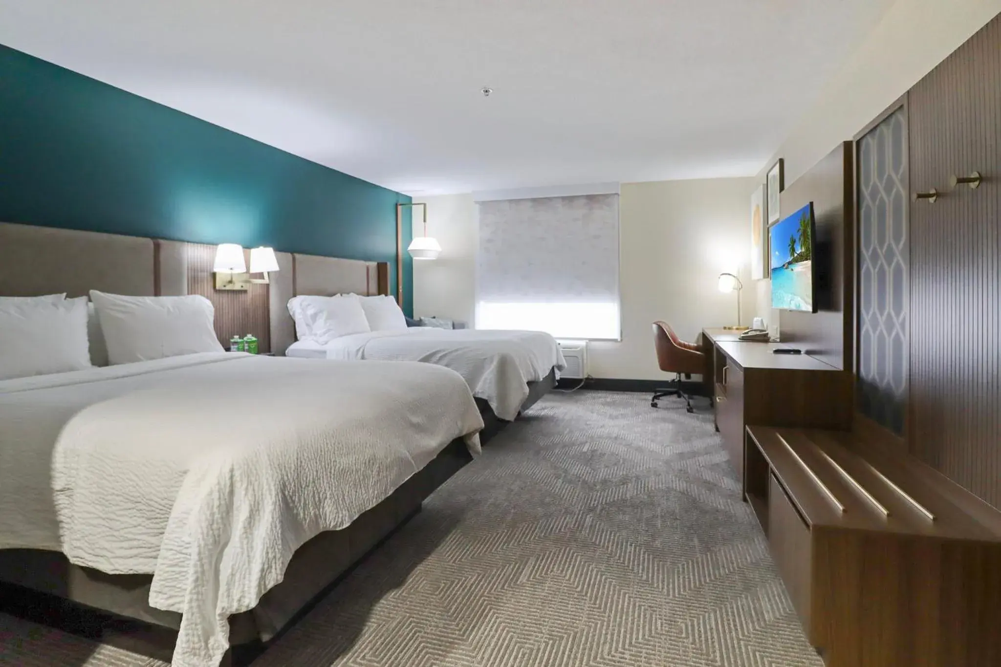 Photo of the whole room, Bed in Holiday Inn Quincy by IHG Photo of the whole room, Bed in Holiday Inn Quincy by IHG