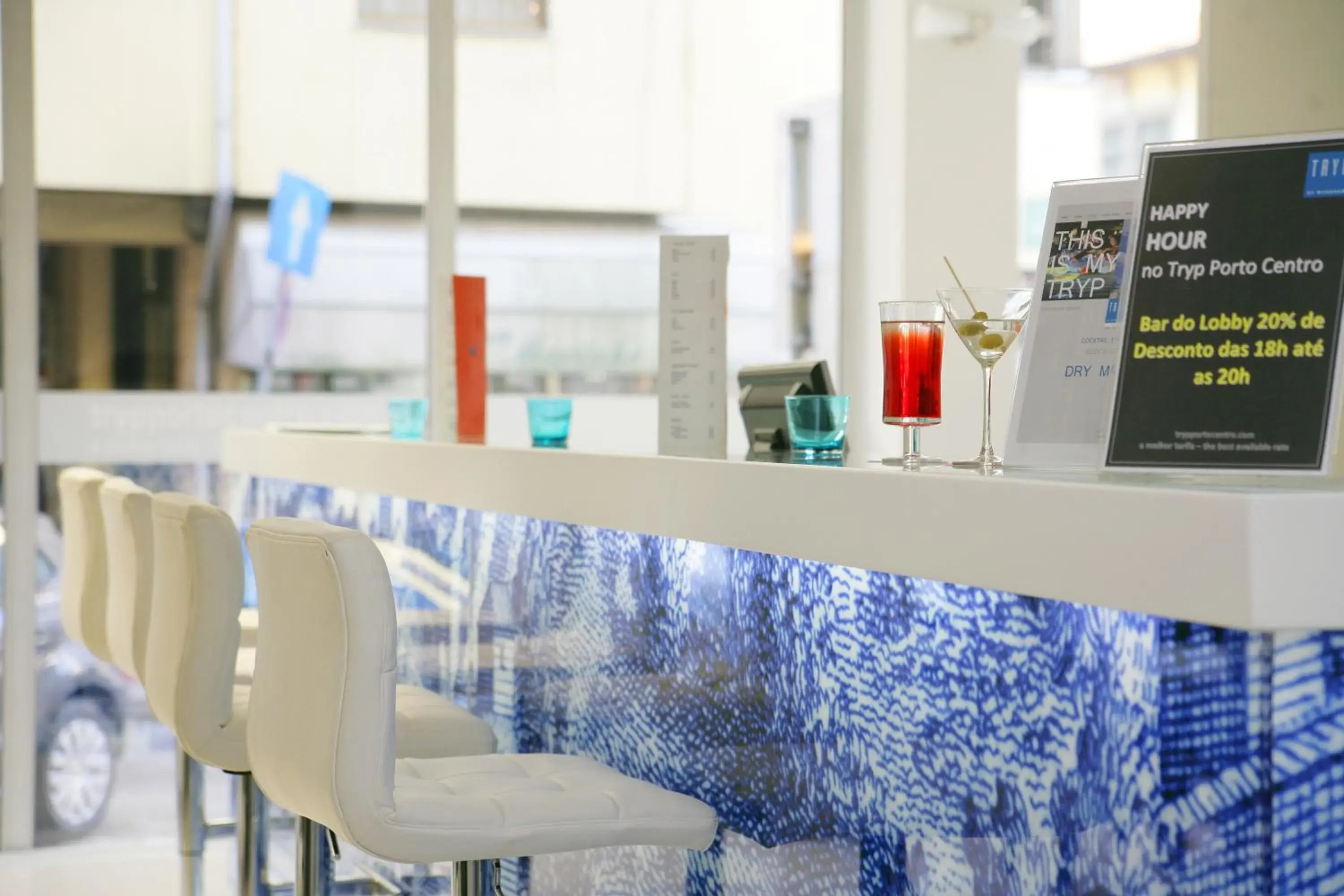 Lounge or bar in TRYP by Wyndham Porto Centro Hotel Lounge or bar in TRYP by Wyndham Porto Centro Hotel