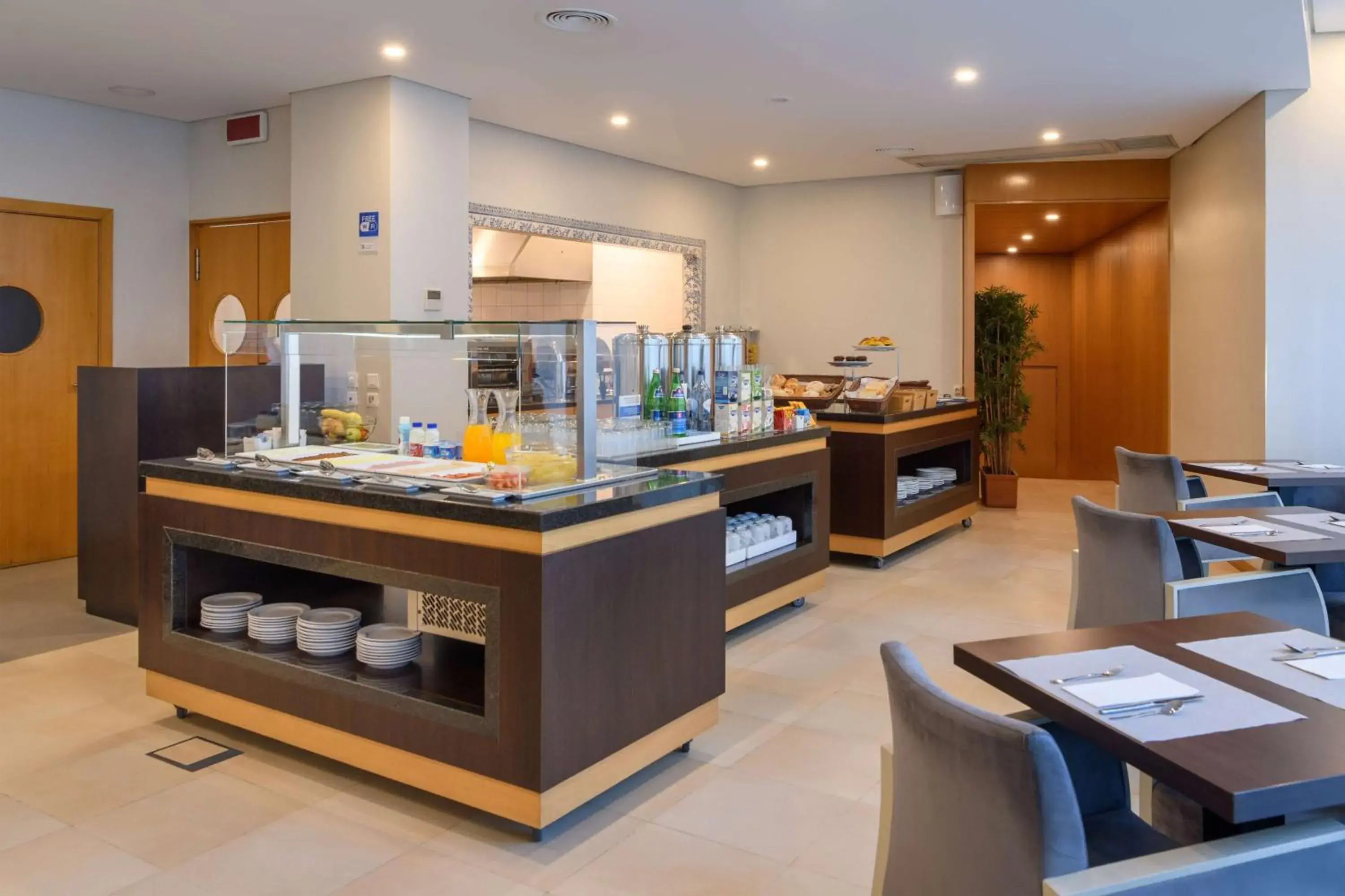 Restaurant/places to eat in TRYP by Wyndham Porto Centro Hotel Restaurant/places to eat in TRYP by Wyndham Porto Centro Hotel
