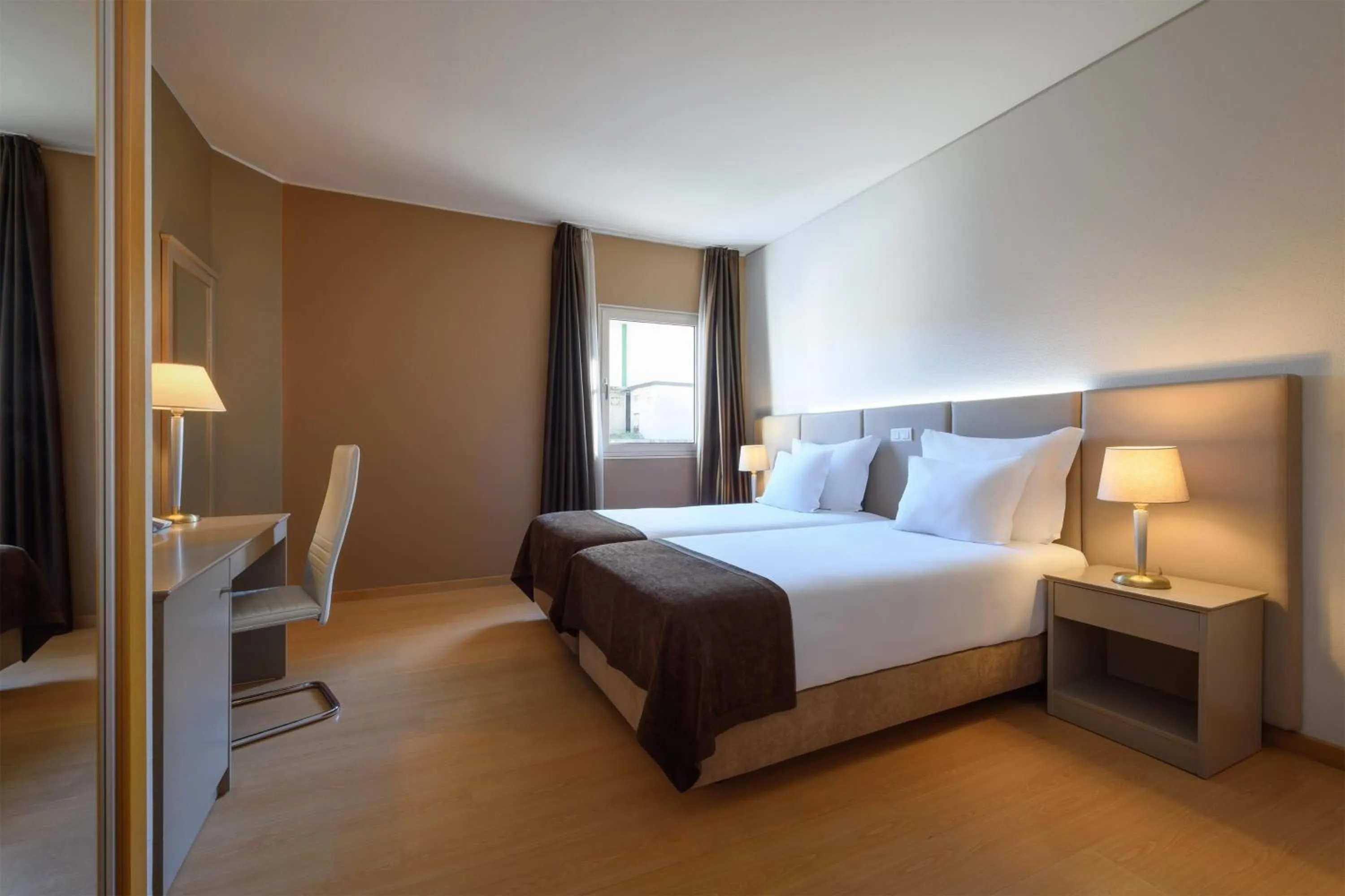 Photo of the whole room, Bed in TRYP by Wyndham Porto Centro Hotel