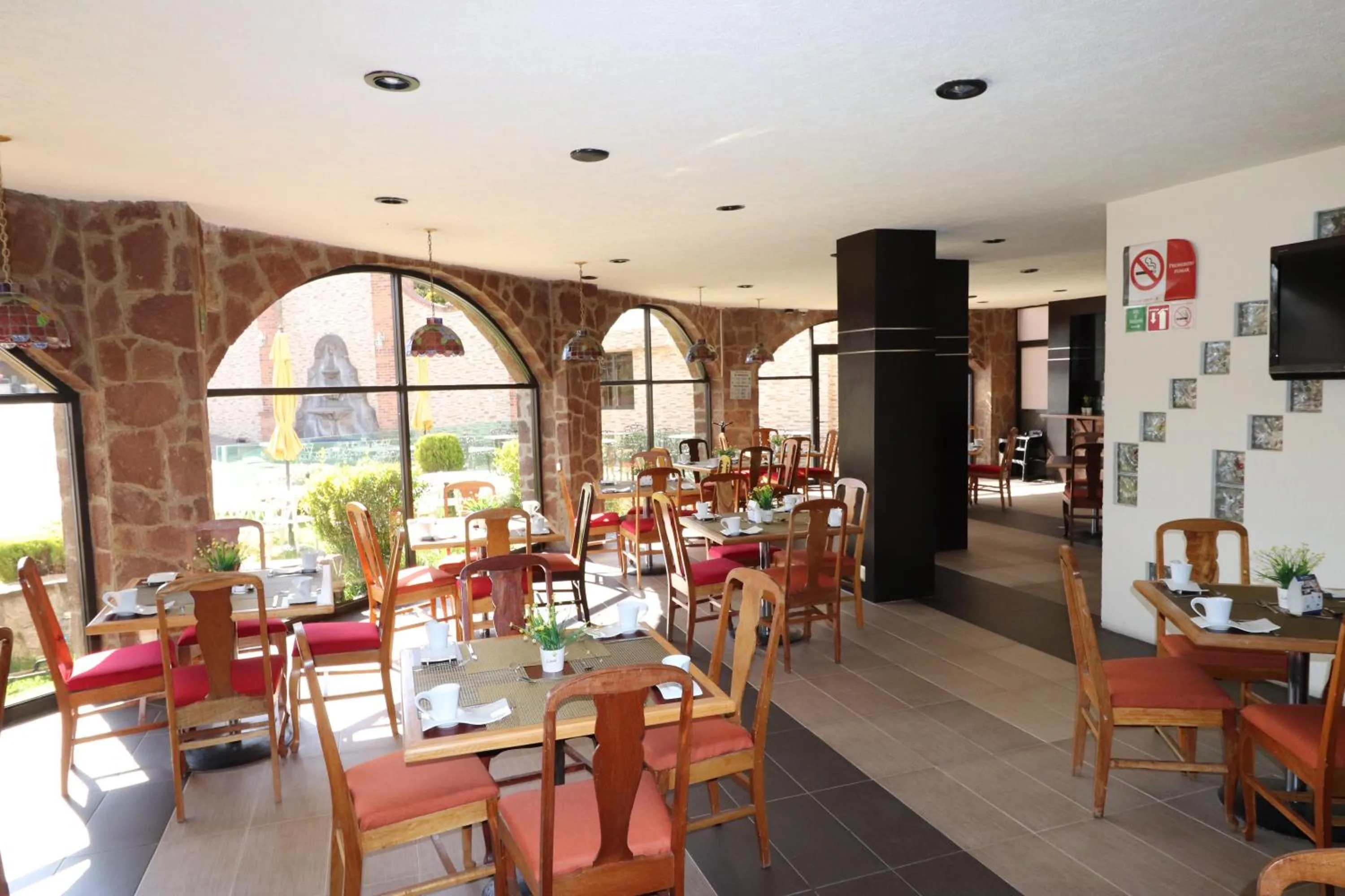 Restaurant/places to eat in Best Western Toluca