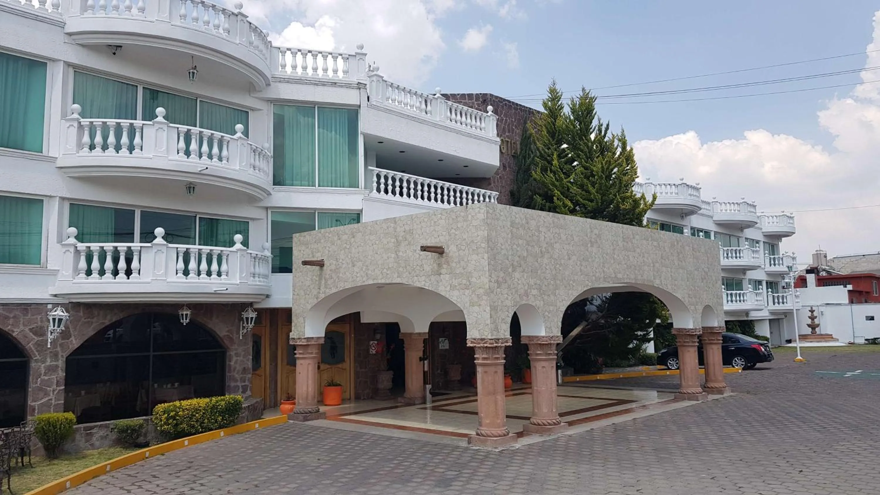 Property building in Best Western Toluca