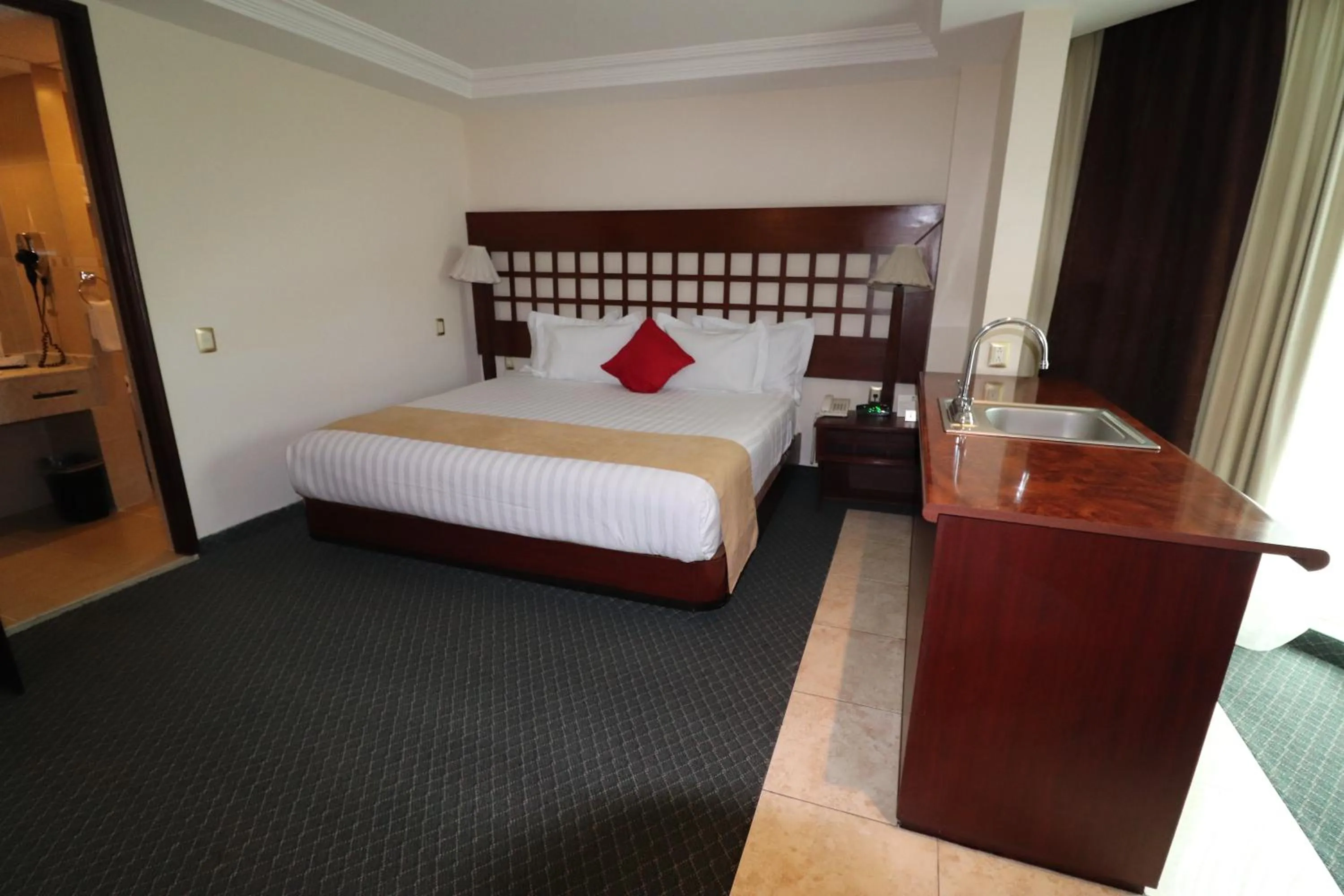 Photo of the whole room, Bed in Best Western Toluca