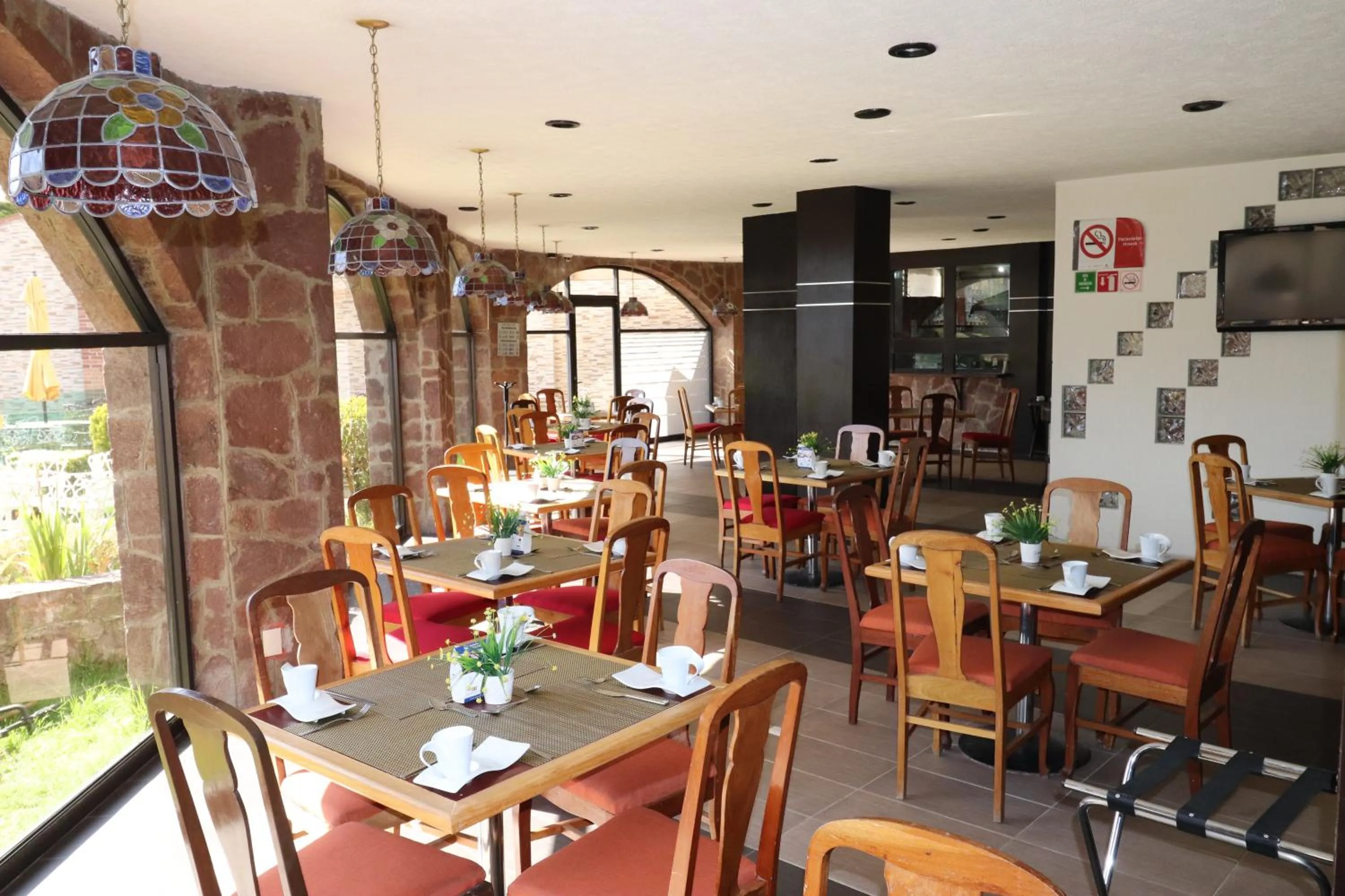 Restaurant/places to eat in Best Western Toluca