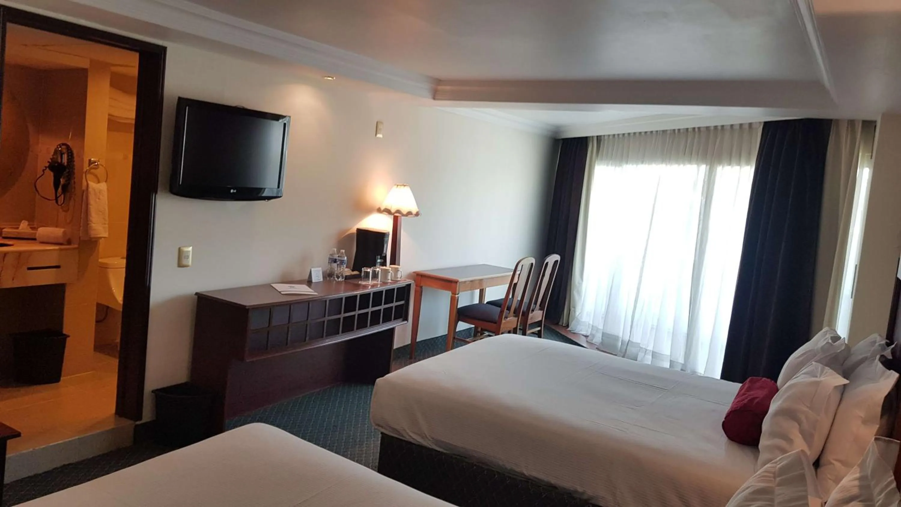 Photo of the whole room, Bed in Best Western Toluca