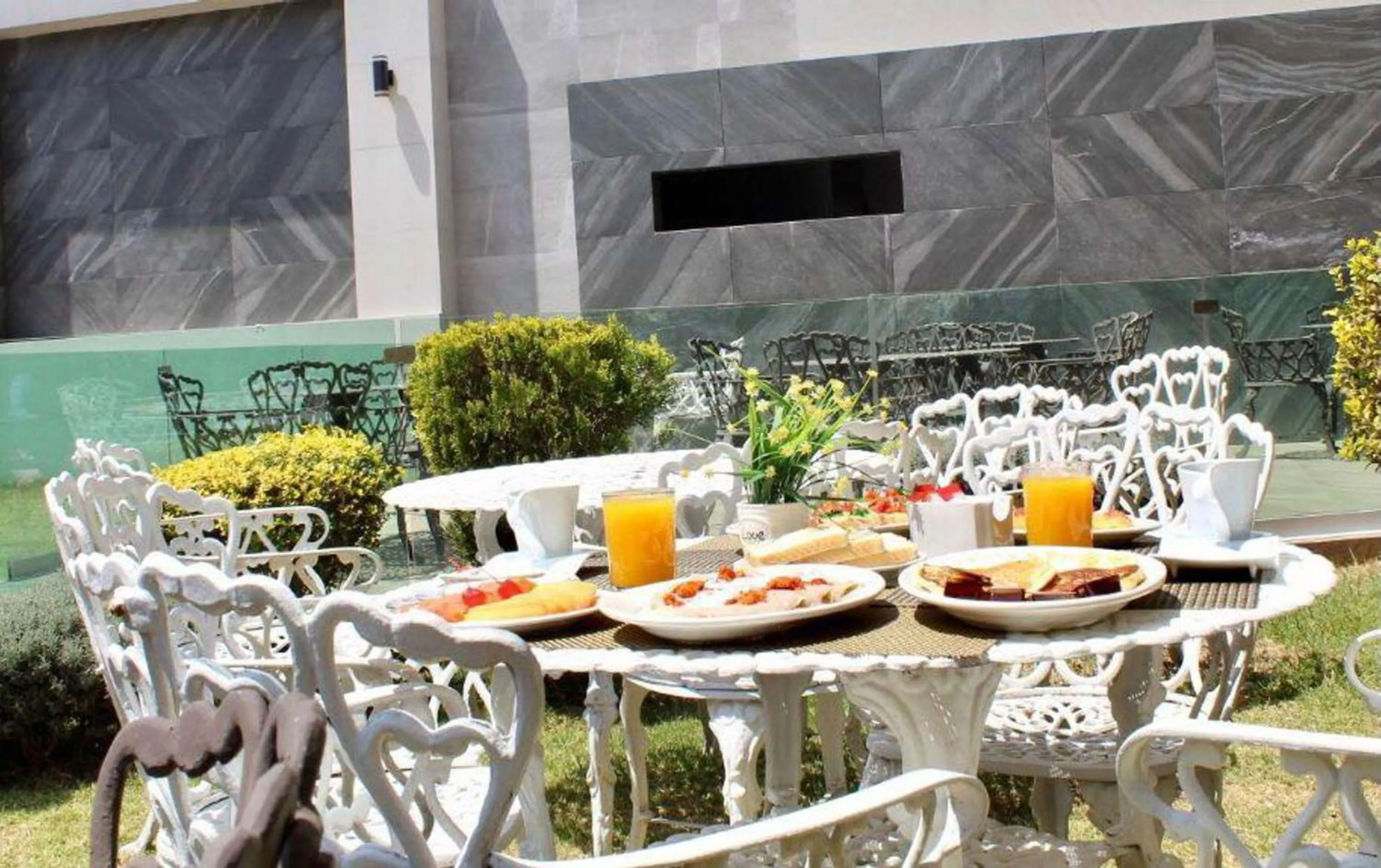 Property building in Best Western Toluca