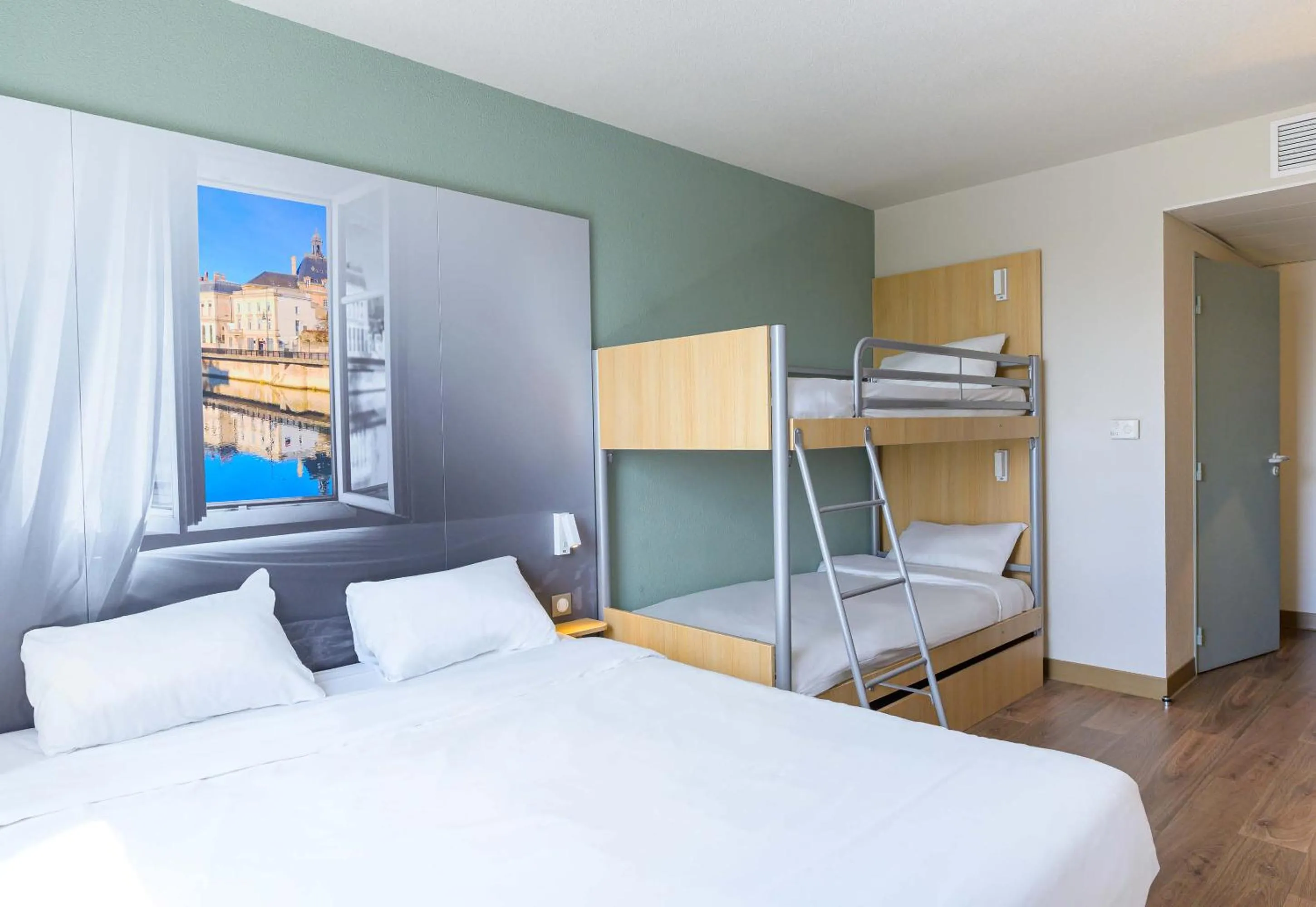 Bedroom, Bed in B&B HOTEL Meaux