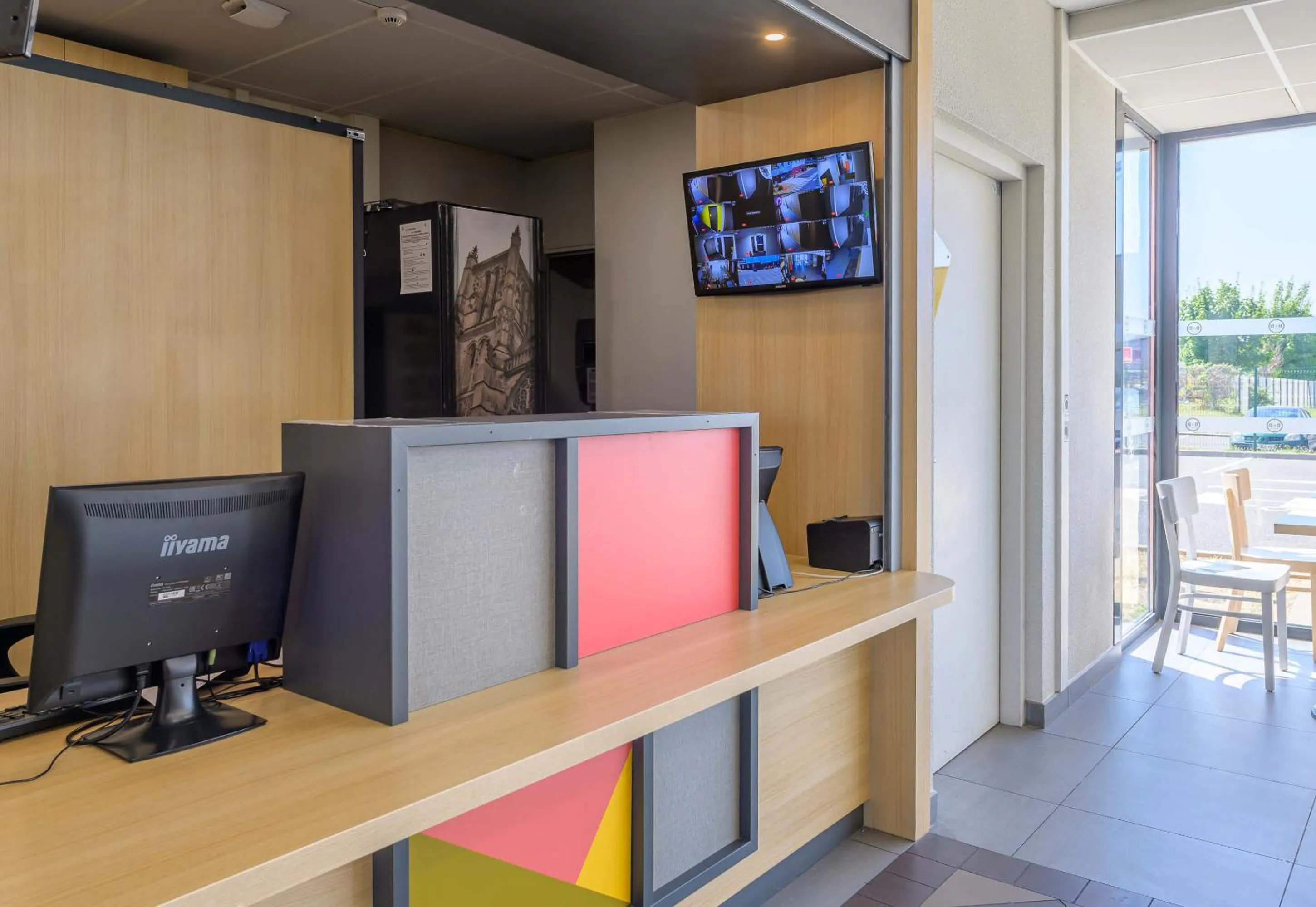 Lobby or reception in B&B HOTEL Meaux