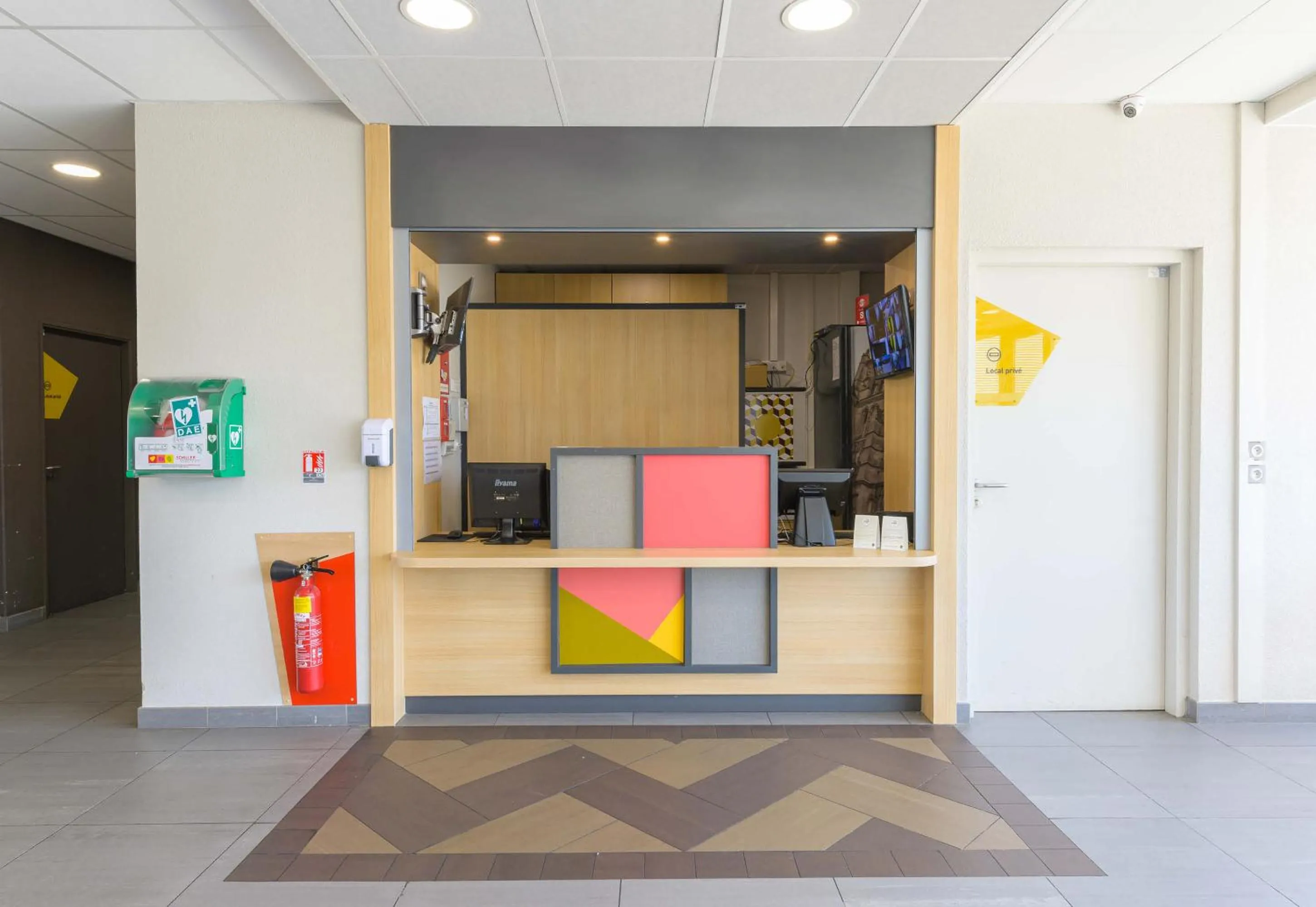 Lobby or reception in B&B HOTEL Meaux