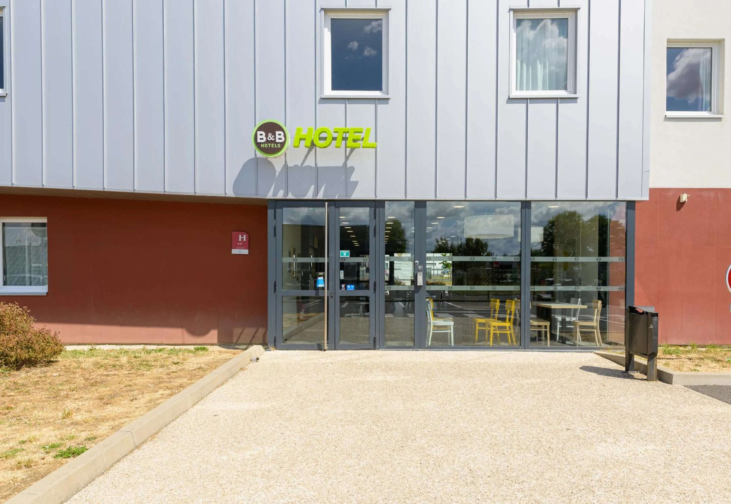 Facade/entrance in B&B HOTEL Meaux