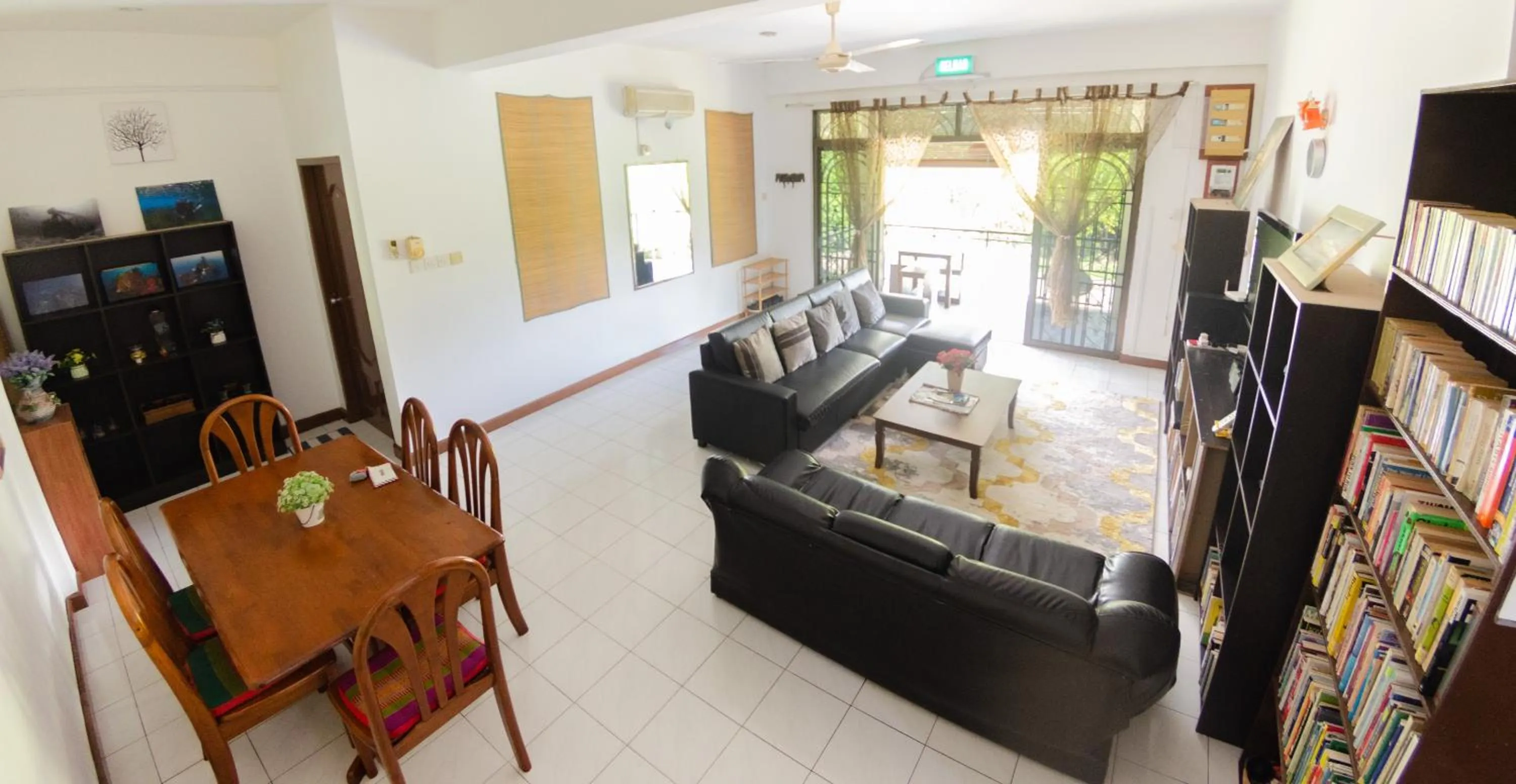 Communal lounge/ TV room in Poni Homestay