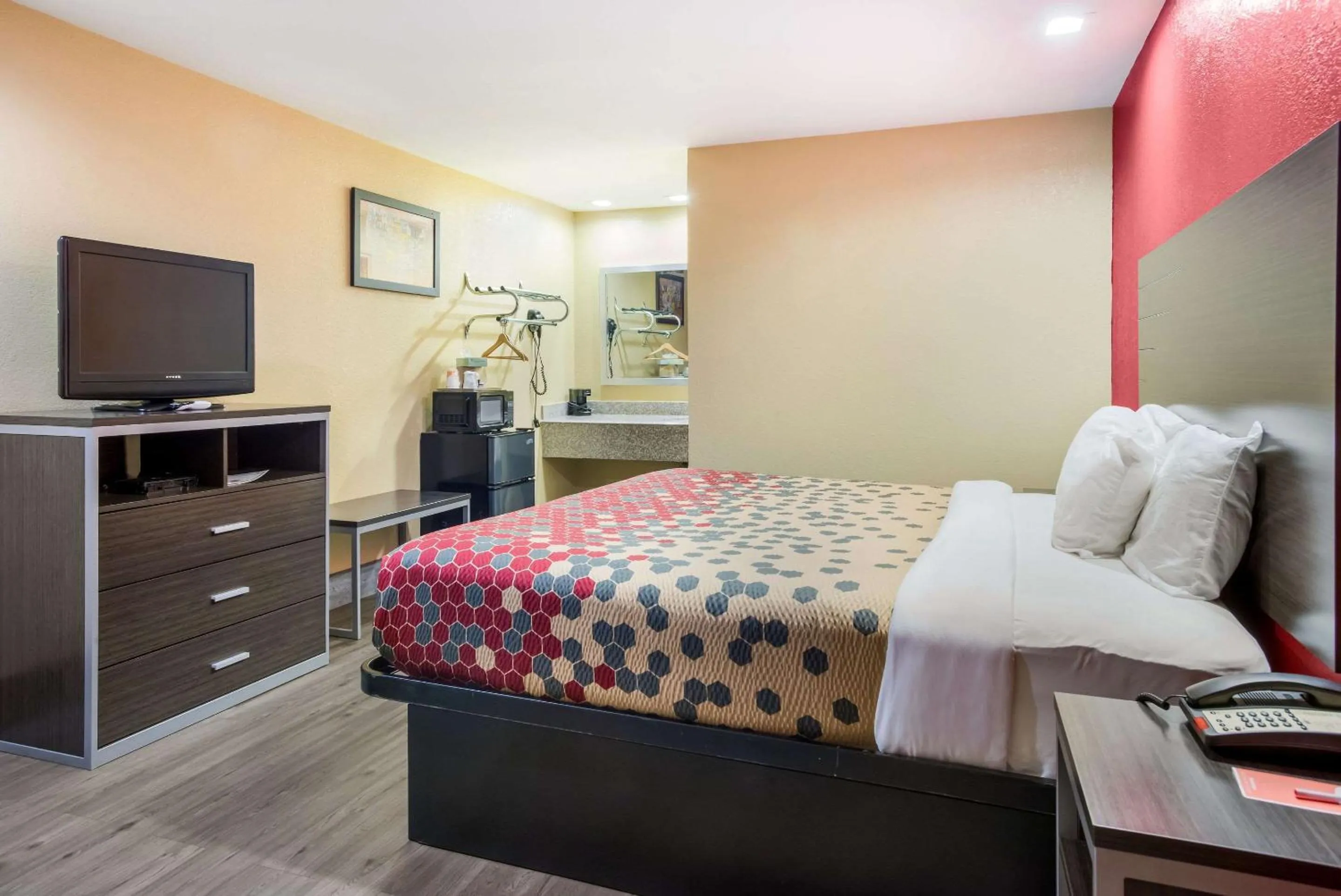 Bedroom, Bed in Econo Lodge Lake Charles University Area