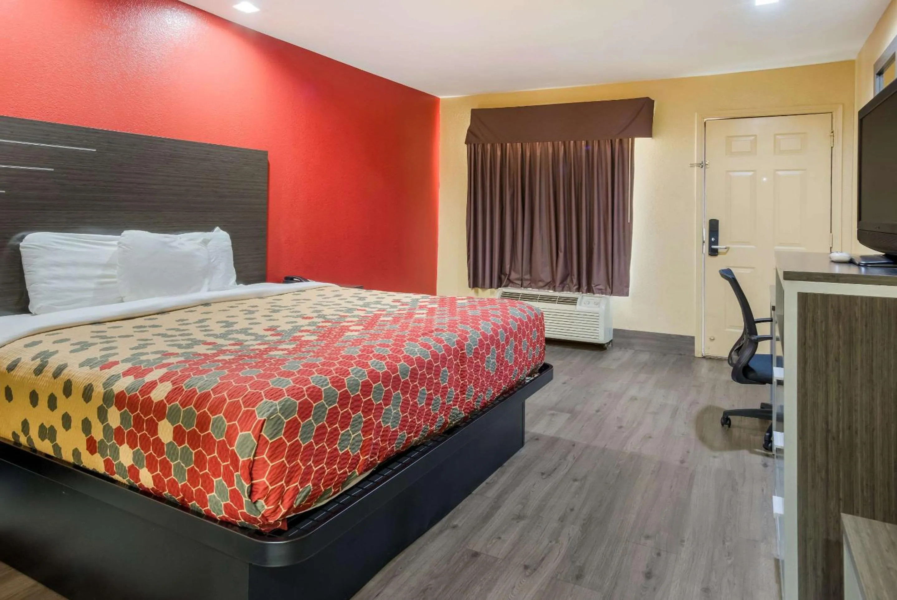 Bedroom, Bed in Econo Lodge Lake Charles University Area