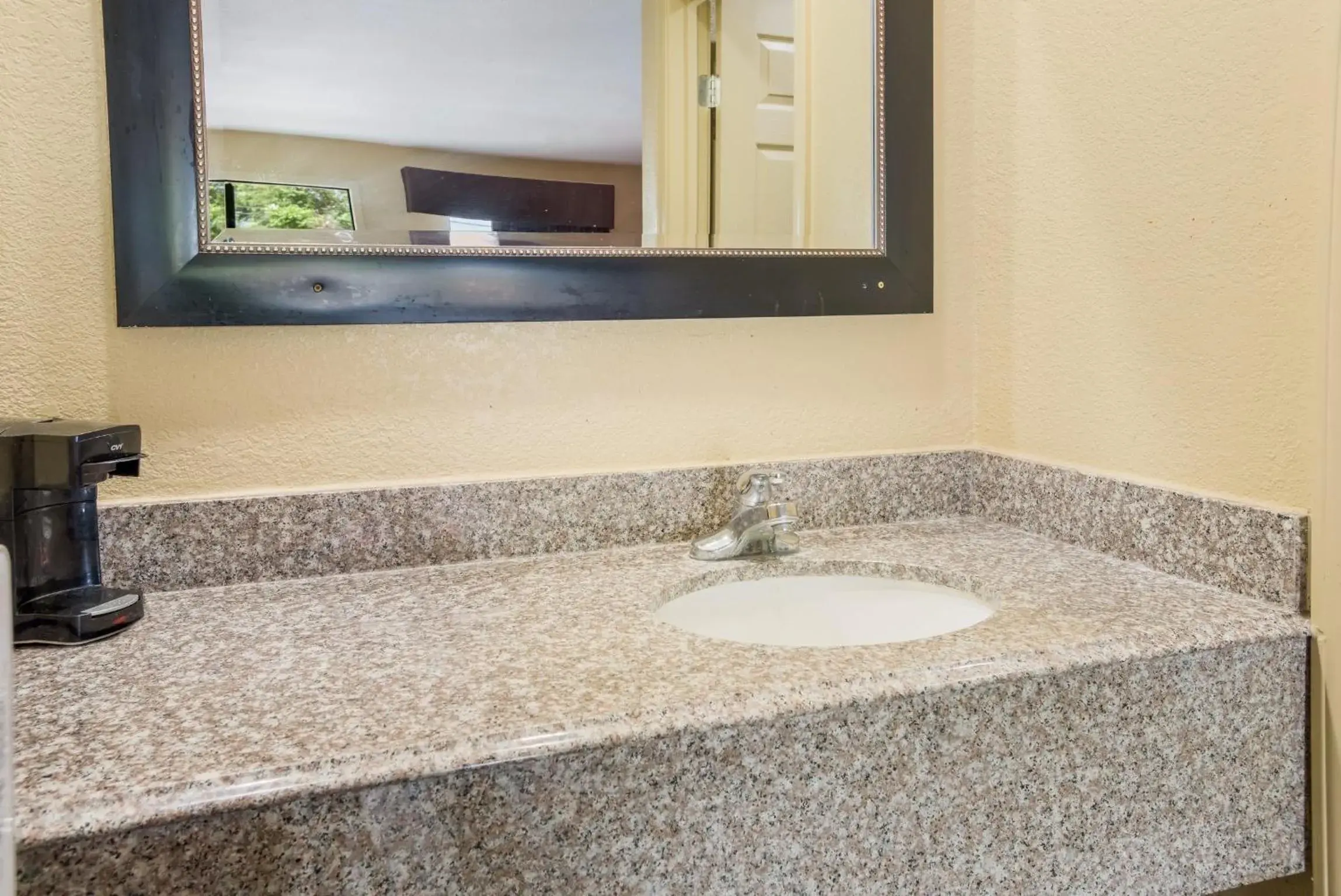 Double Room with Two Double Beds - Accessible/Non-Smoking in Econo Lodge Lake Charles University Area Double Room with Two Double Beds - Accessible/Non-Smoking in Econo Lodge Lake Charles University Area