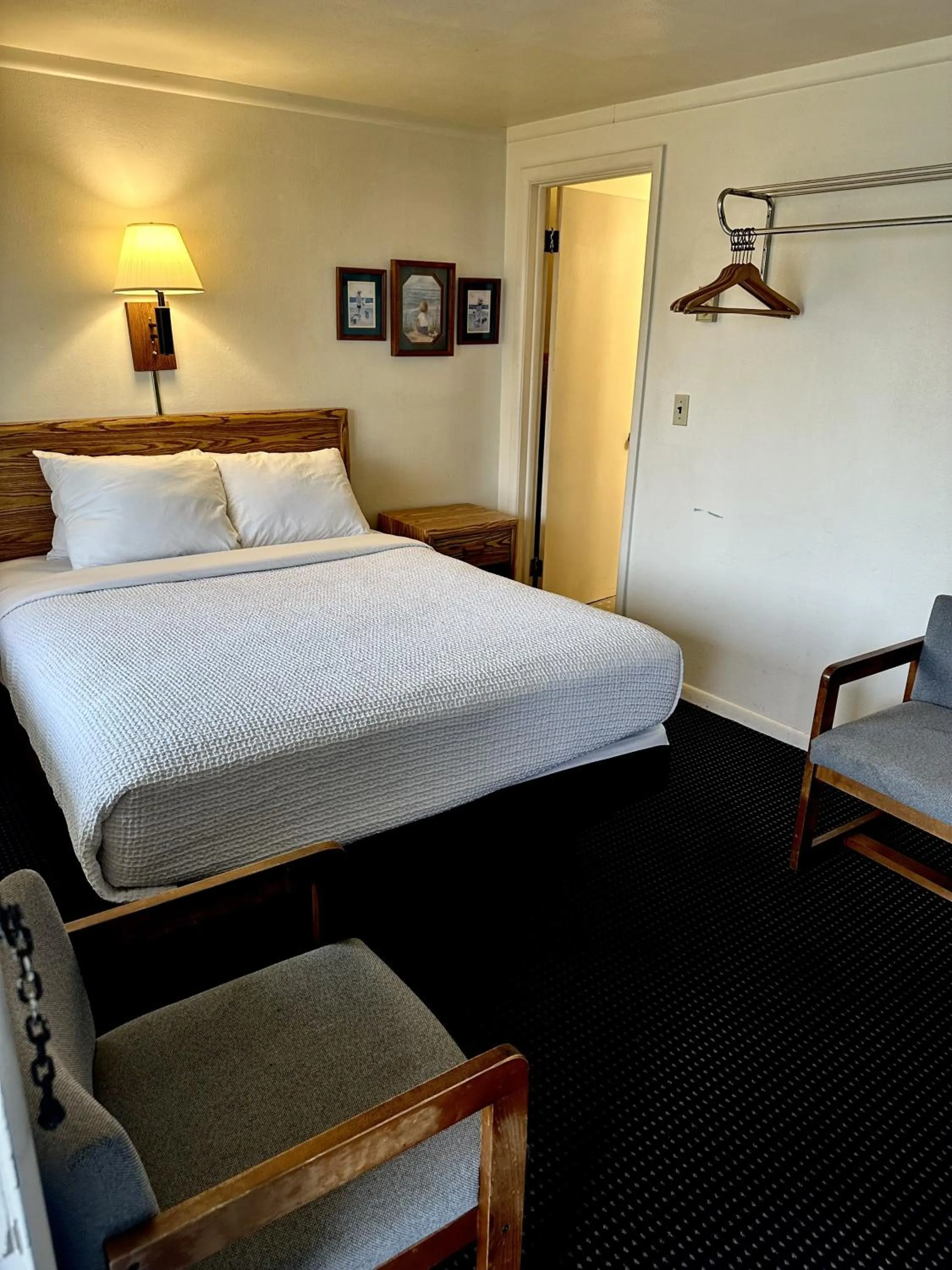 Bed in Sunrise Beach Motel