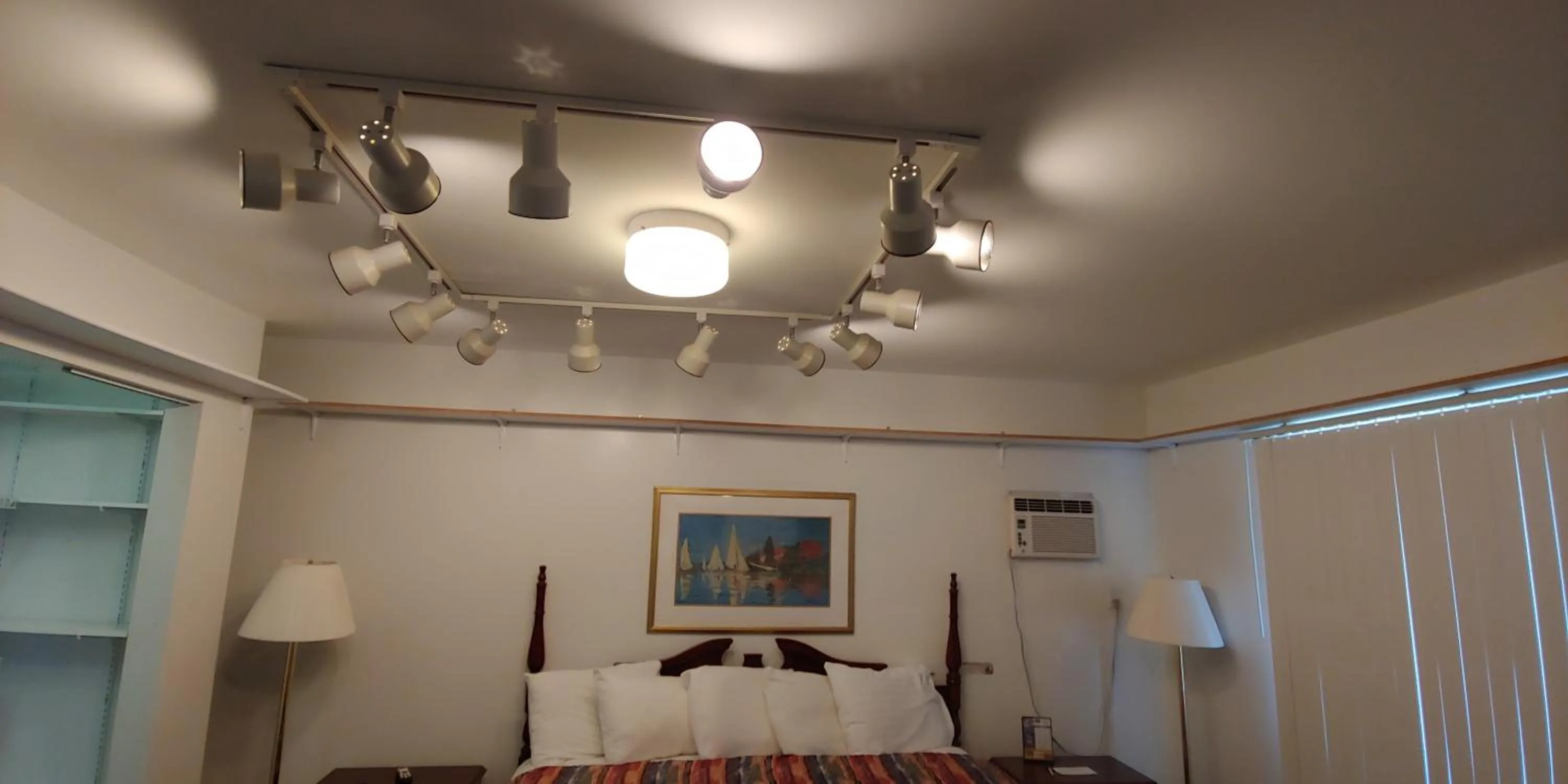 Bed in Sunrise Beach Motel