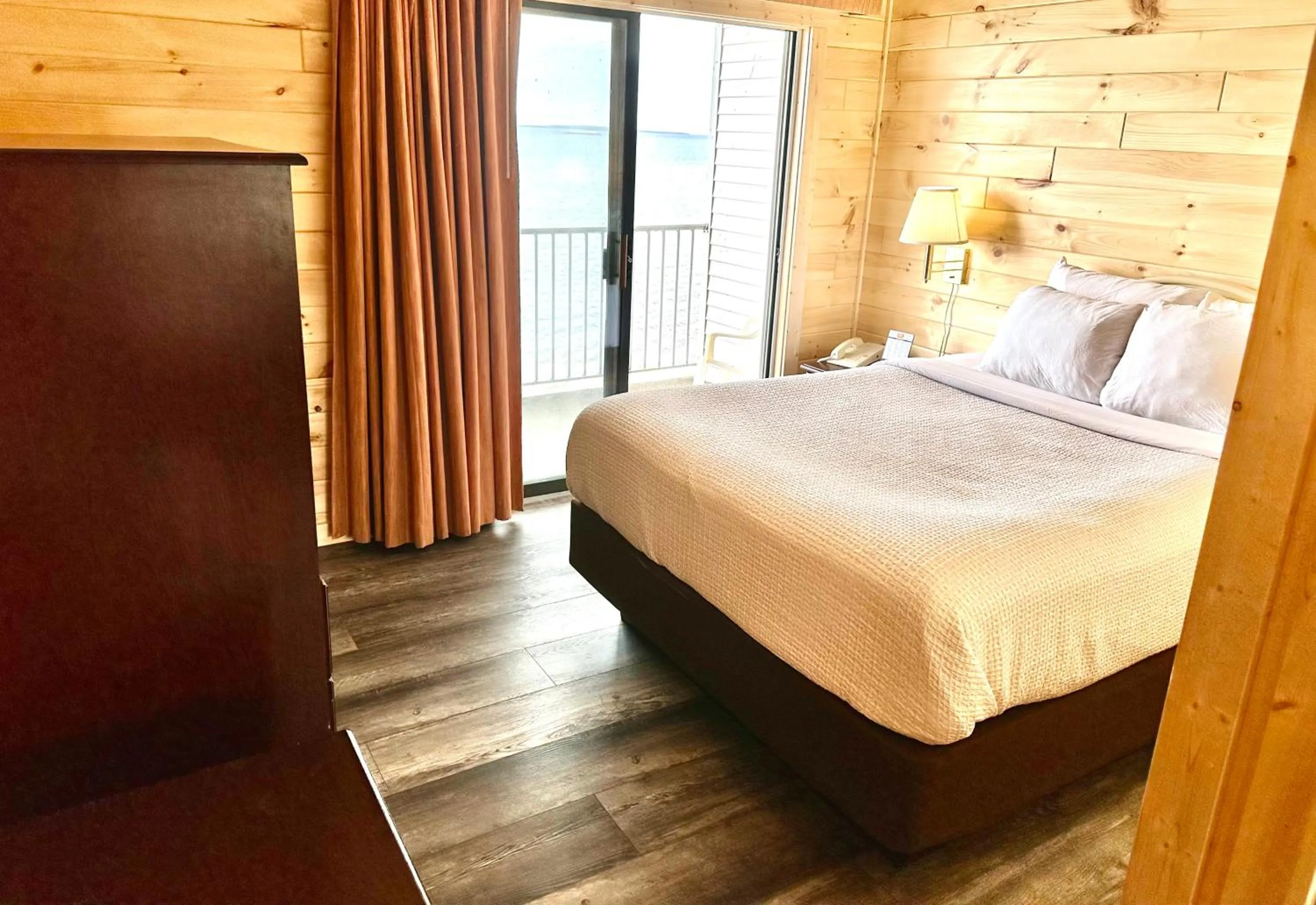 Bed in Sunrise Beach Motel