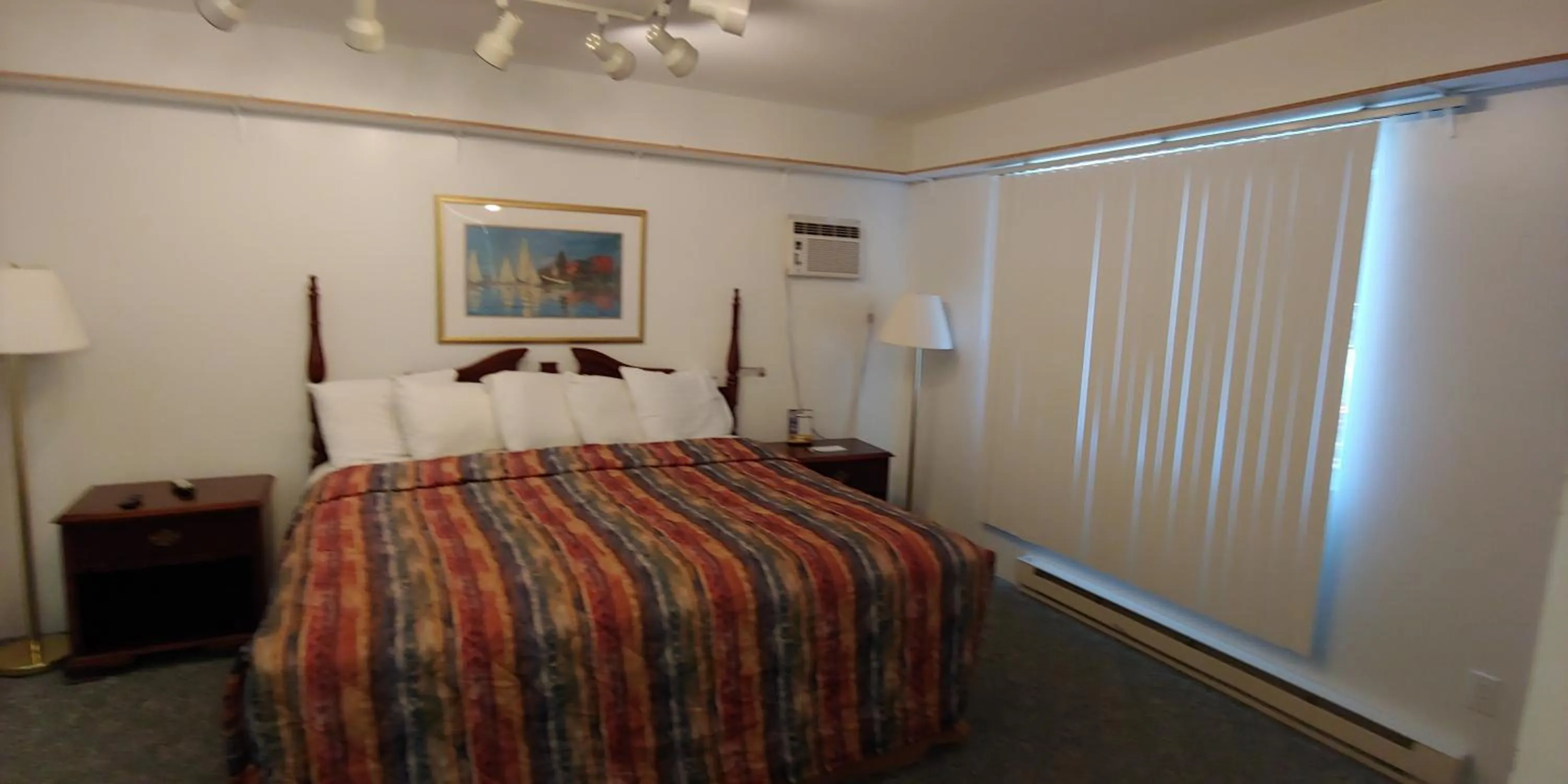 Bed in Sunrise Beach Motel