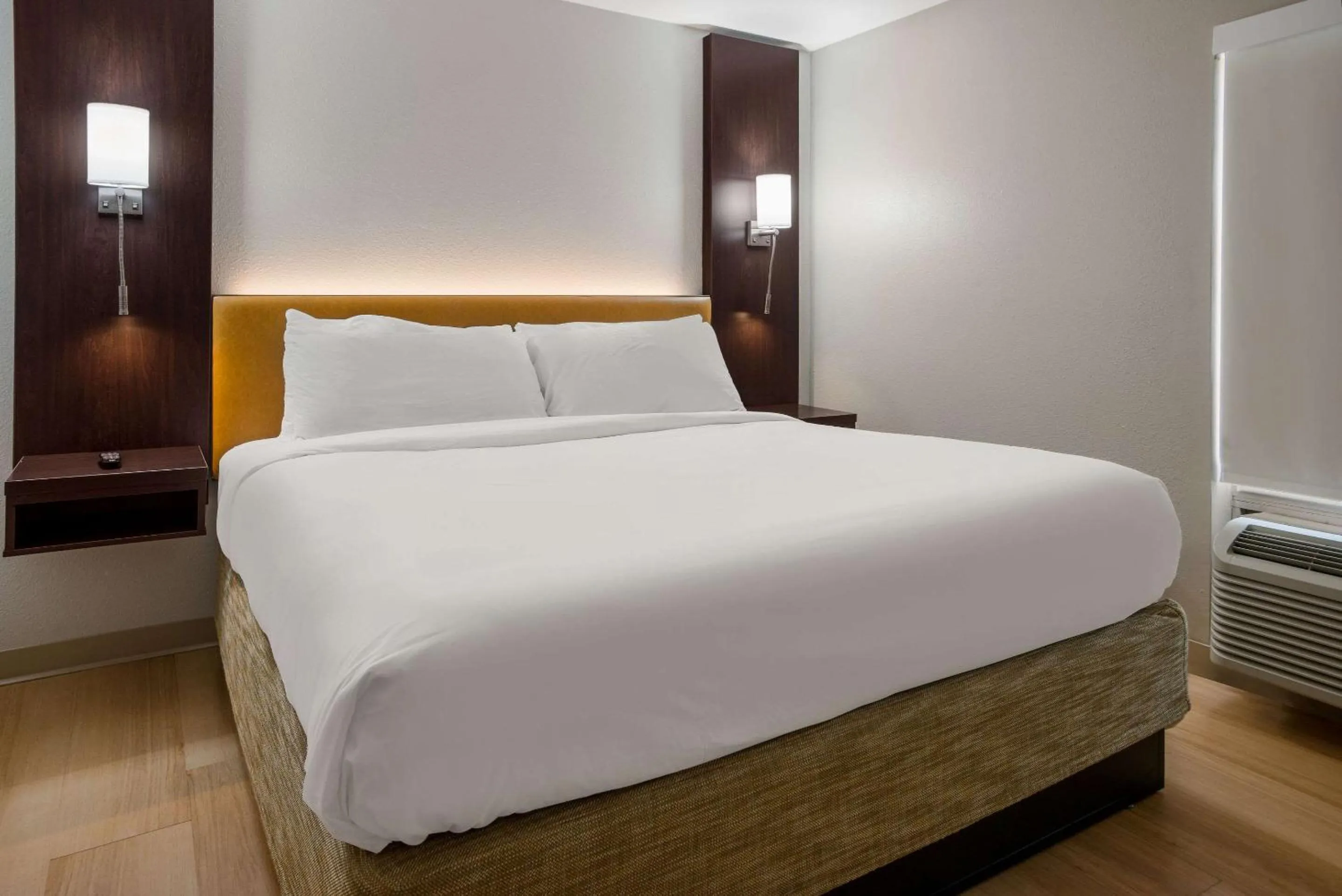 Bedroom in Quality Suites Lake Charles Downtown