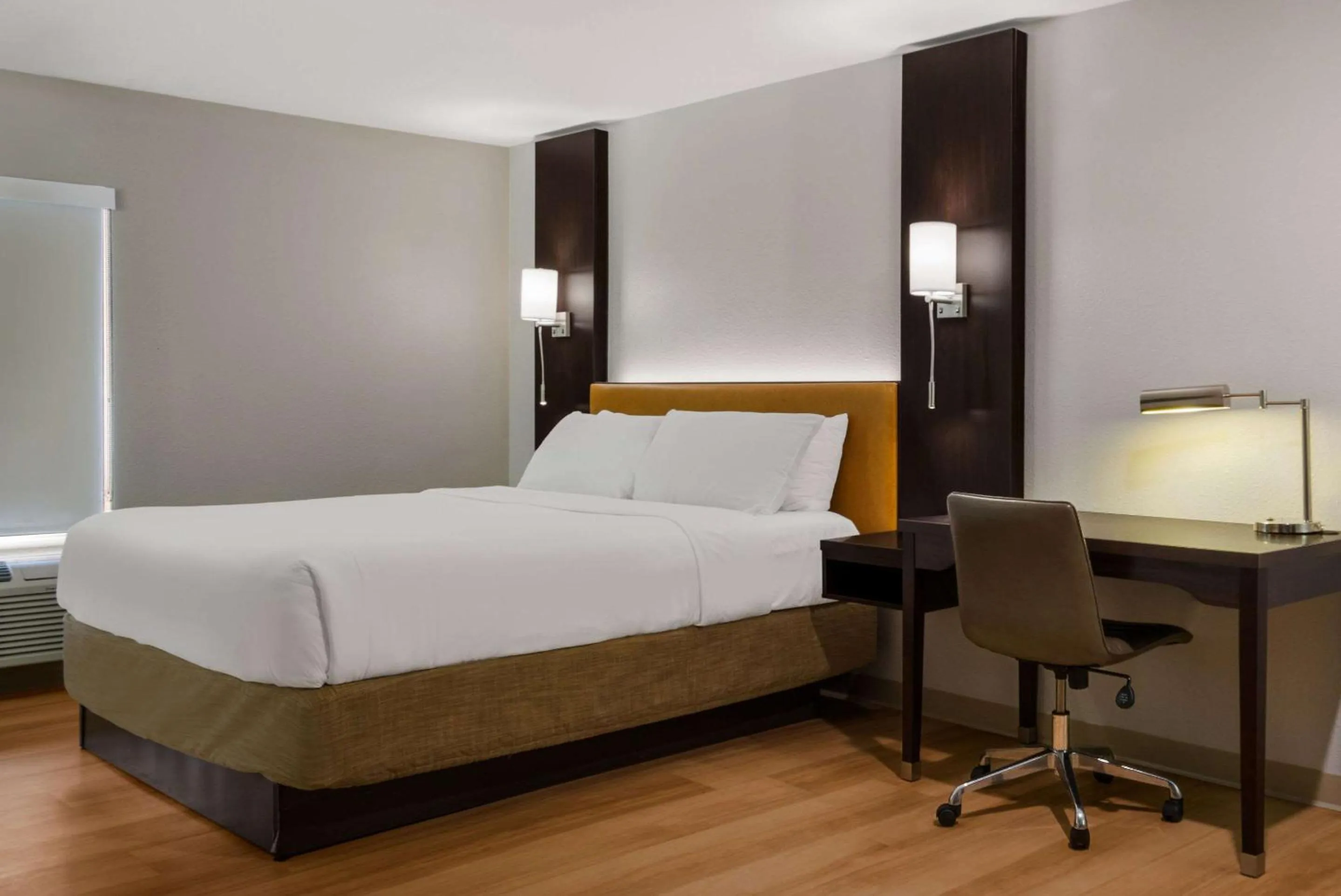 Bedroom in Quality Suites Lake Charles Downtown