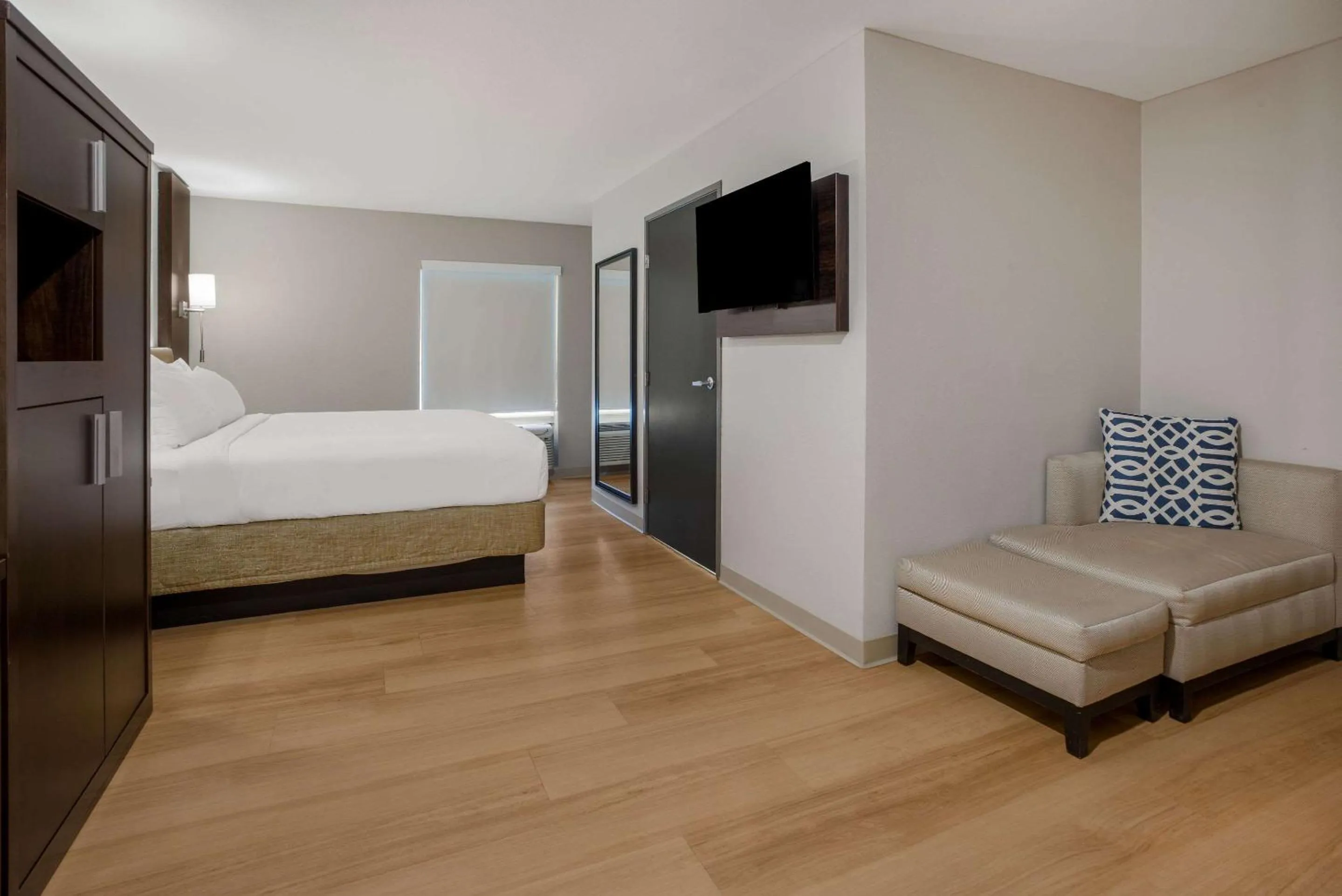 Bedroom in Quality Suites Lake Charles Downtown