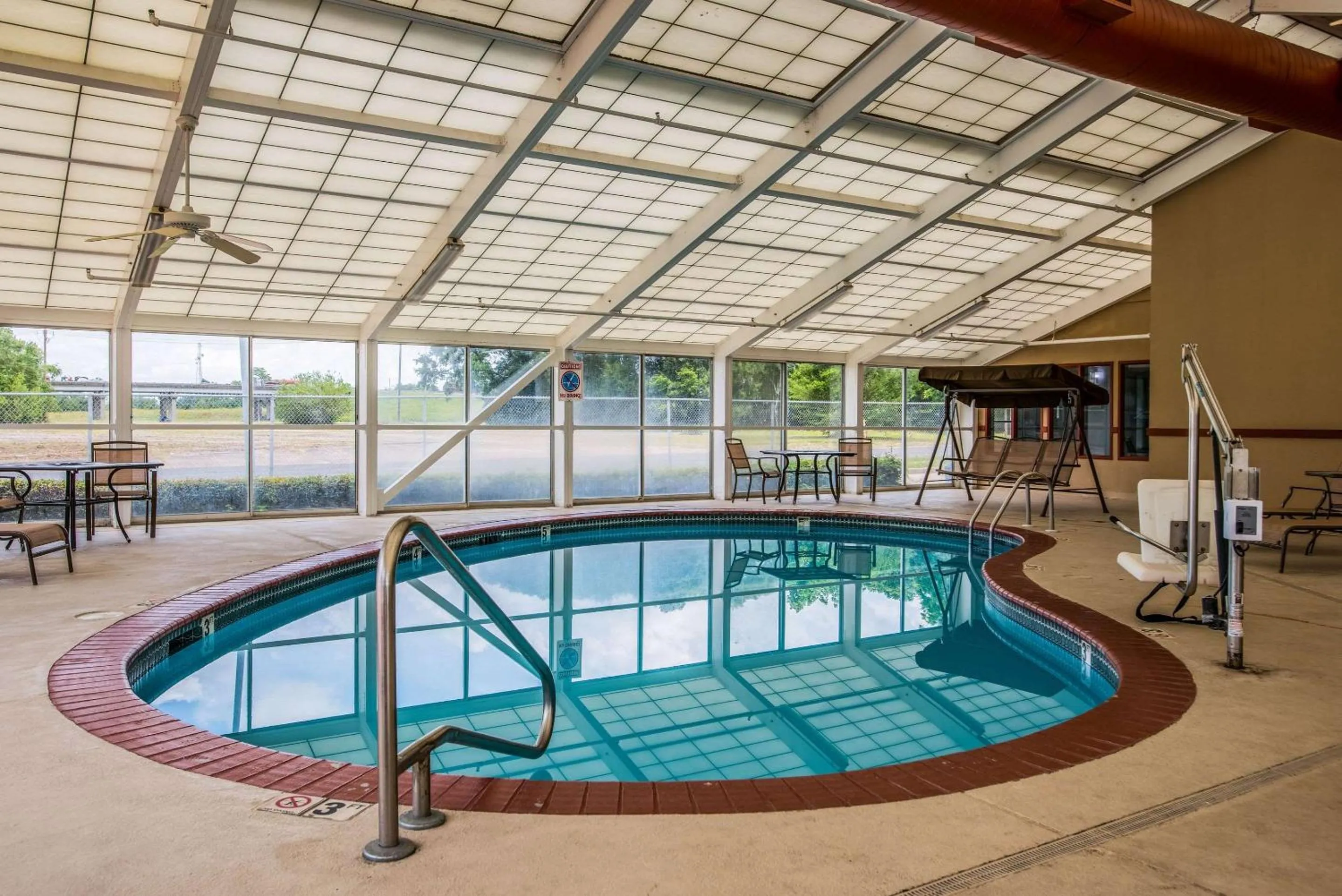 Swimming Pool in Quality Suites Lake Charles Downtown
