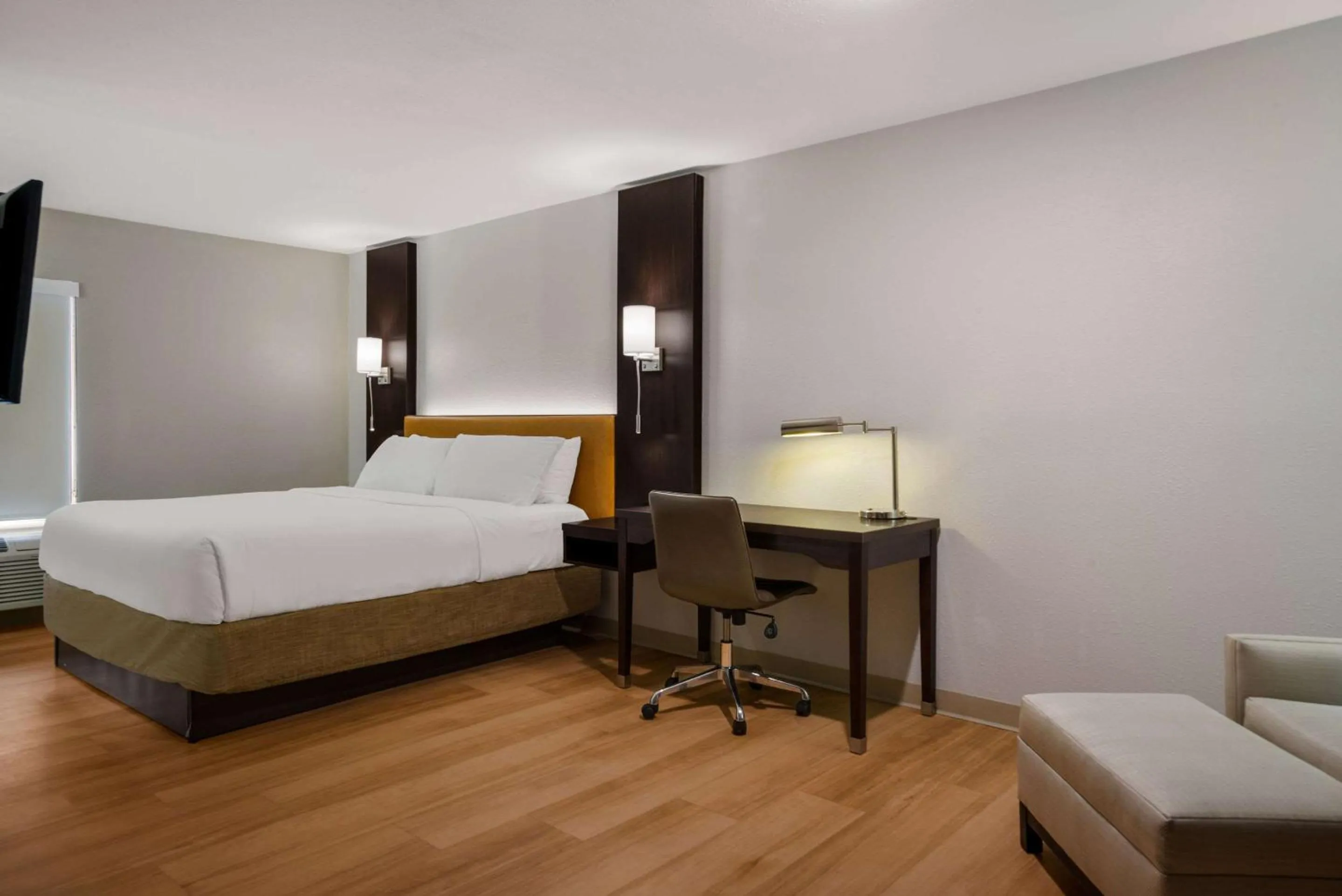 Bedroom in Quality Suites Lake Charles Downtown