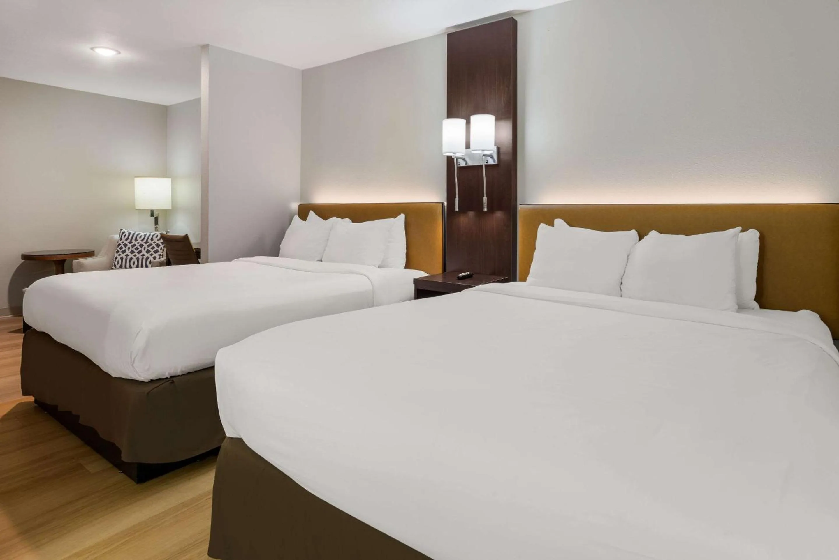 Bedroom in Quality Suites Lake Charles Downtown