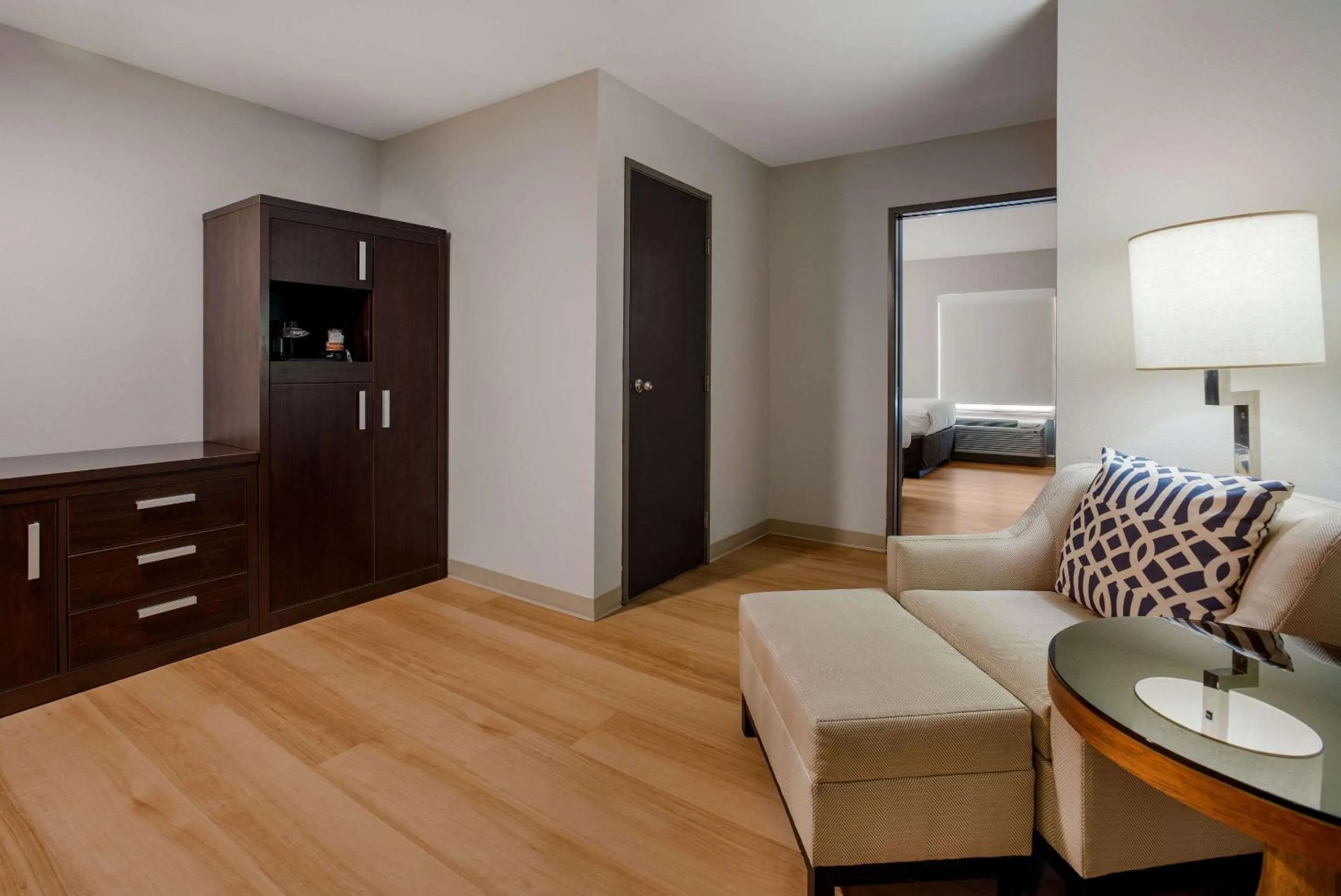 Bedroom, Seating Area in Quality Suites Lake Charles Downtown