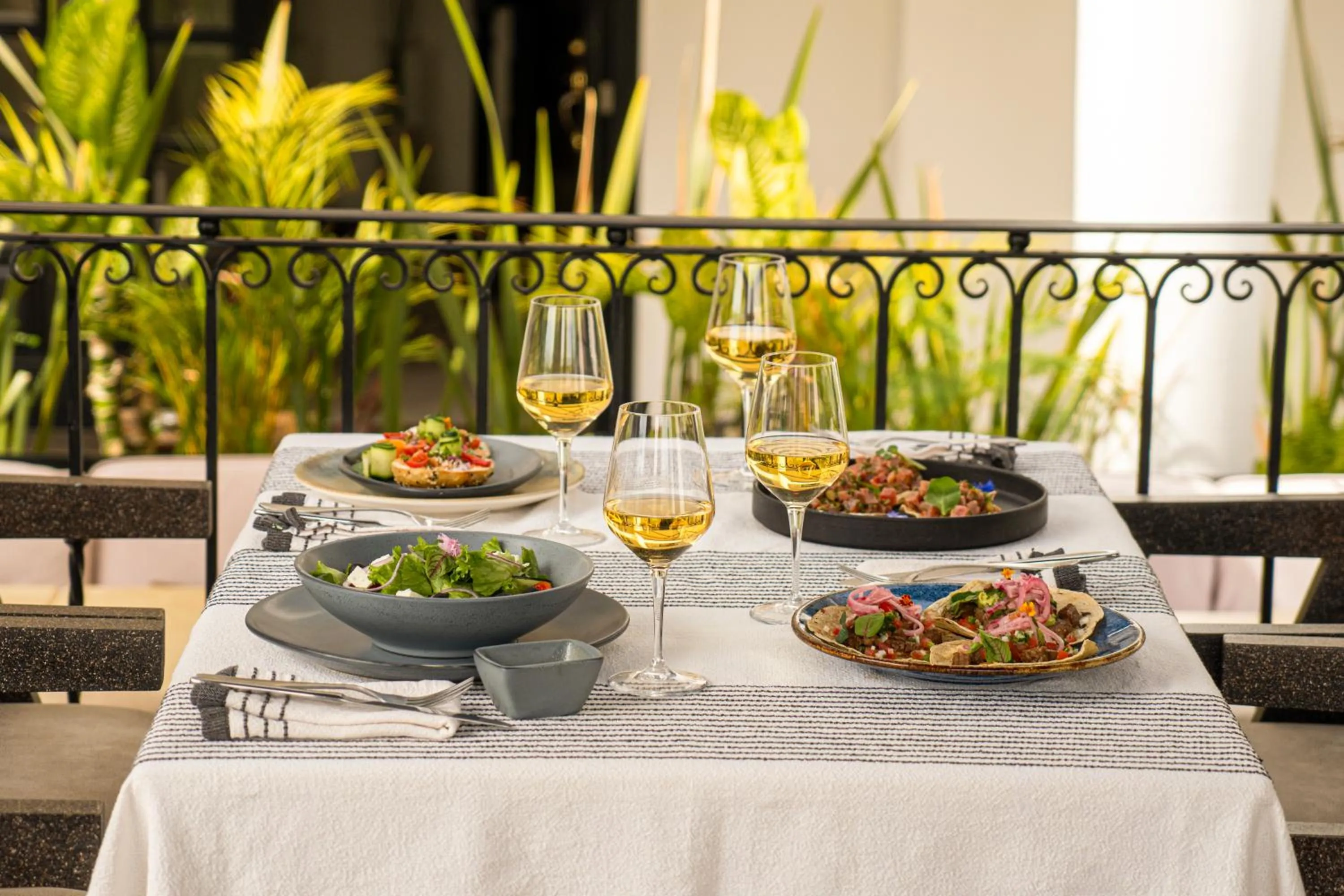 Restaurant/places to eat in Casa Bonita Hotel & Luxury Residence