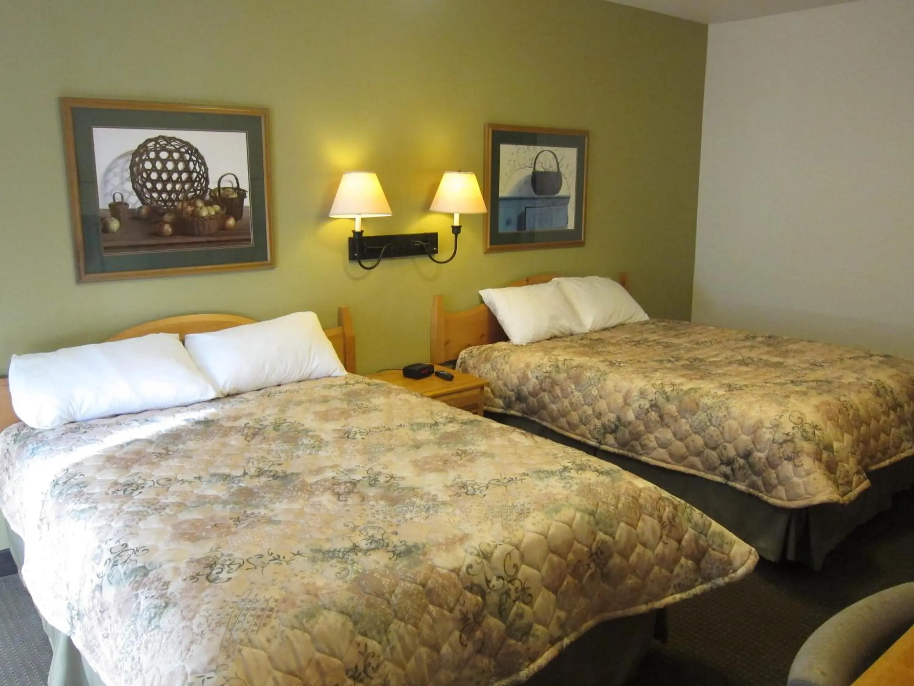 Queen Room with Two Queen Beds in Fidalgo Country Inn Queen Room with Two Queen Beds in Fidalgo Country Inn