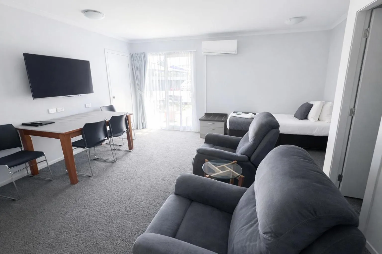 Communal lounge/ TV room in BKs Premier Motel Esplanade