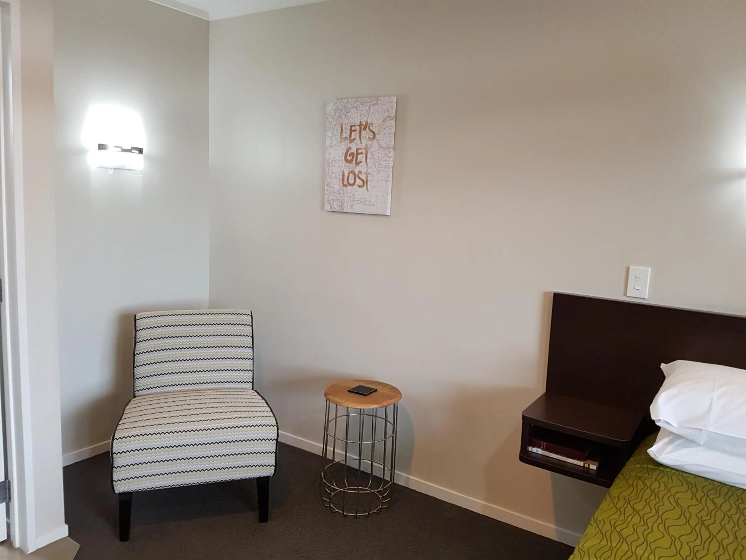 Seating area, Bed in Aspree Motor Inn