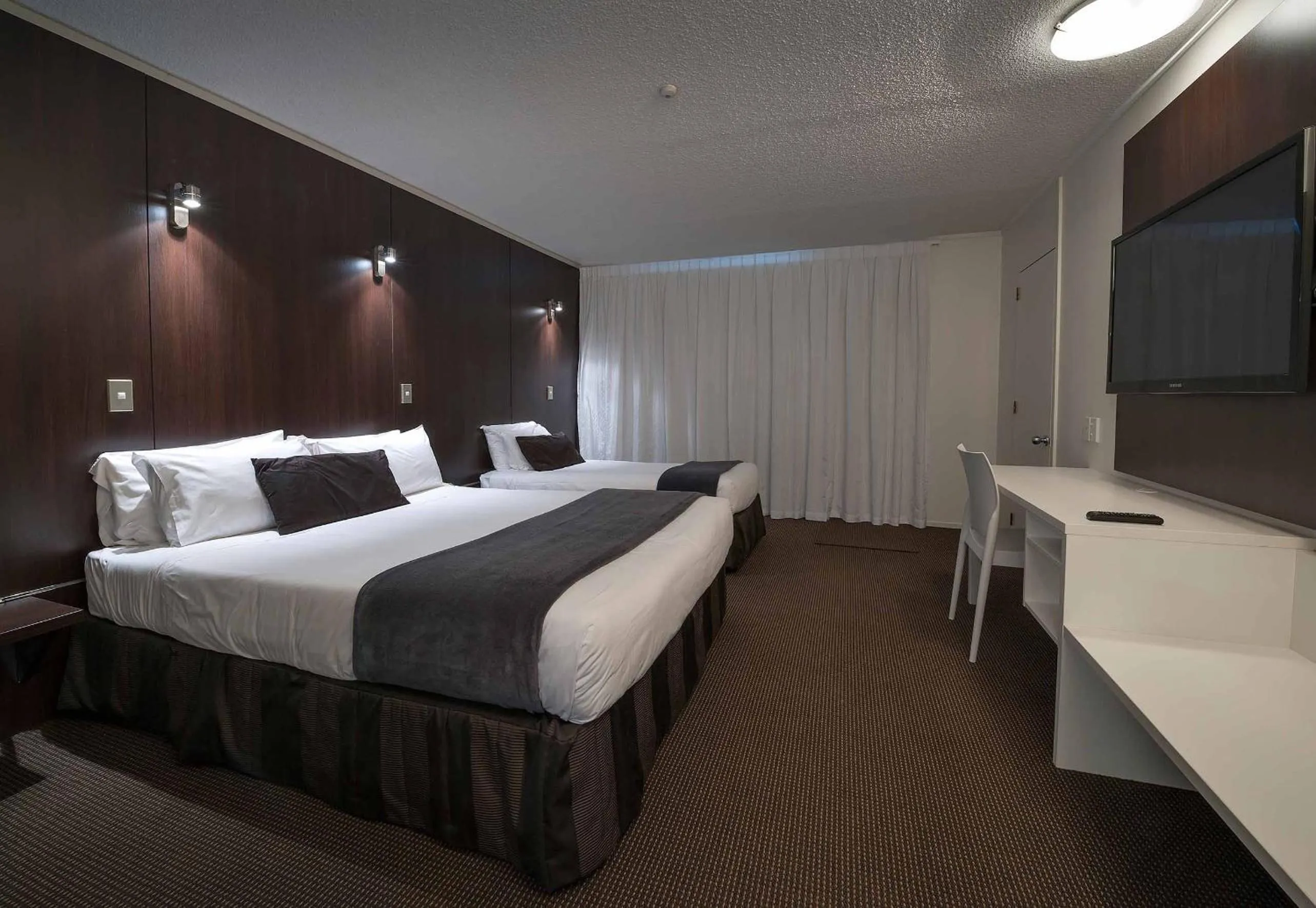 Photo of the whole room, Bed in The Towers on the Park