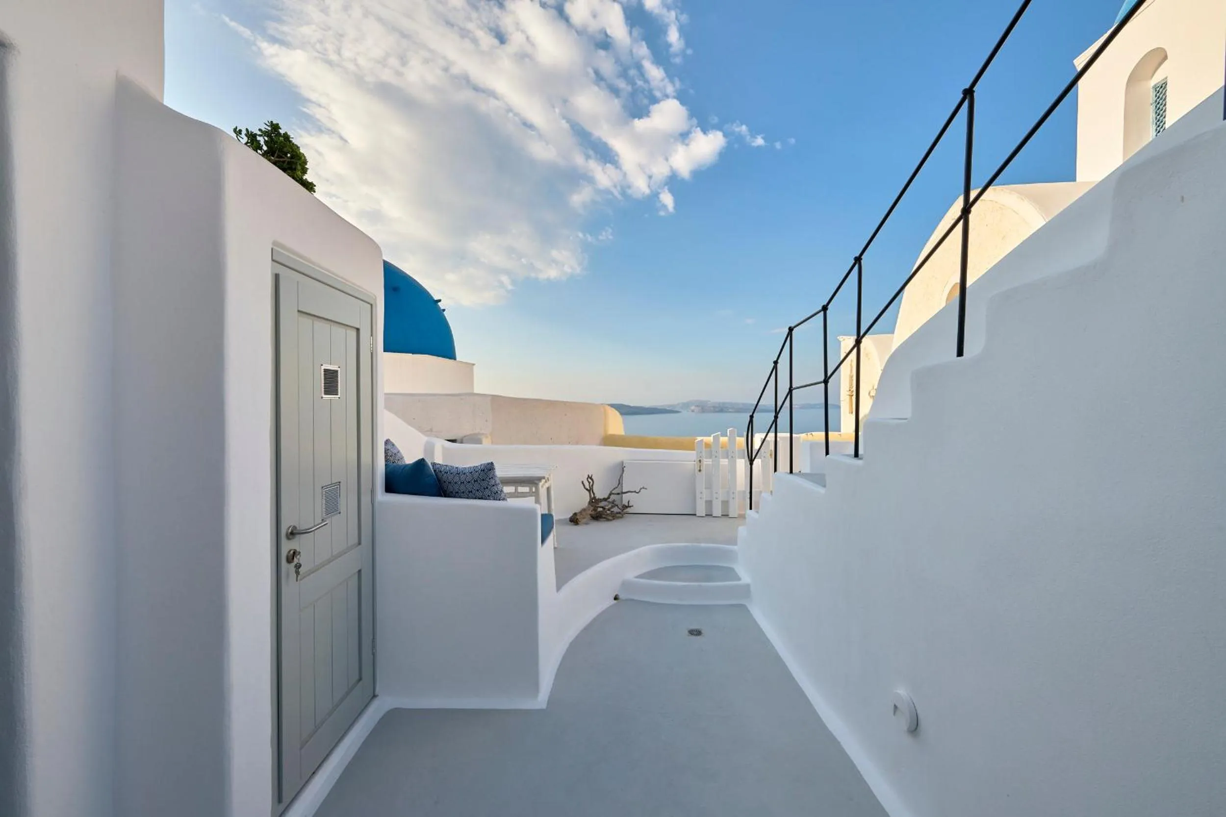 Facade/entrance in Cave Suite Oia