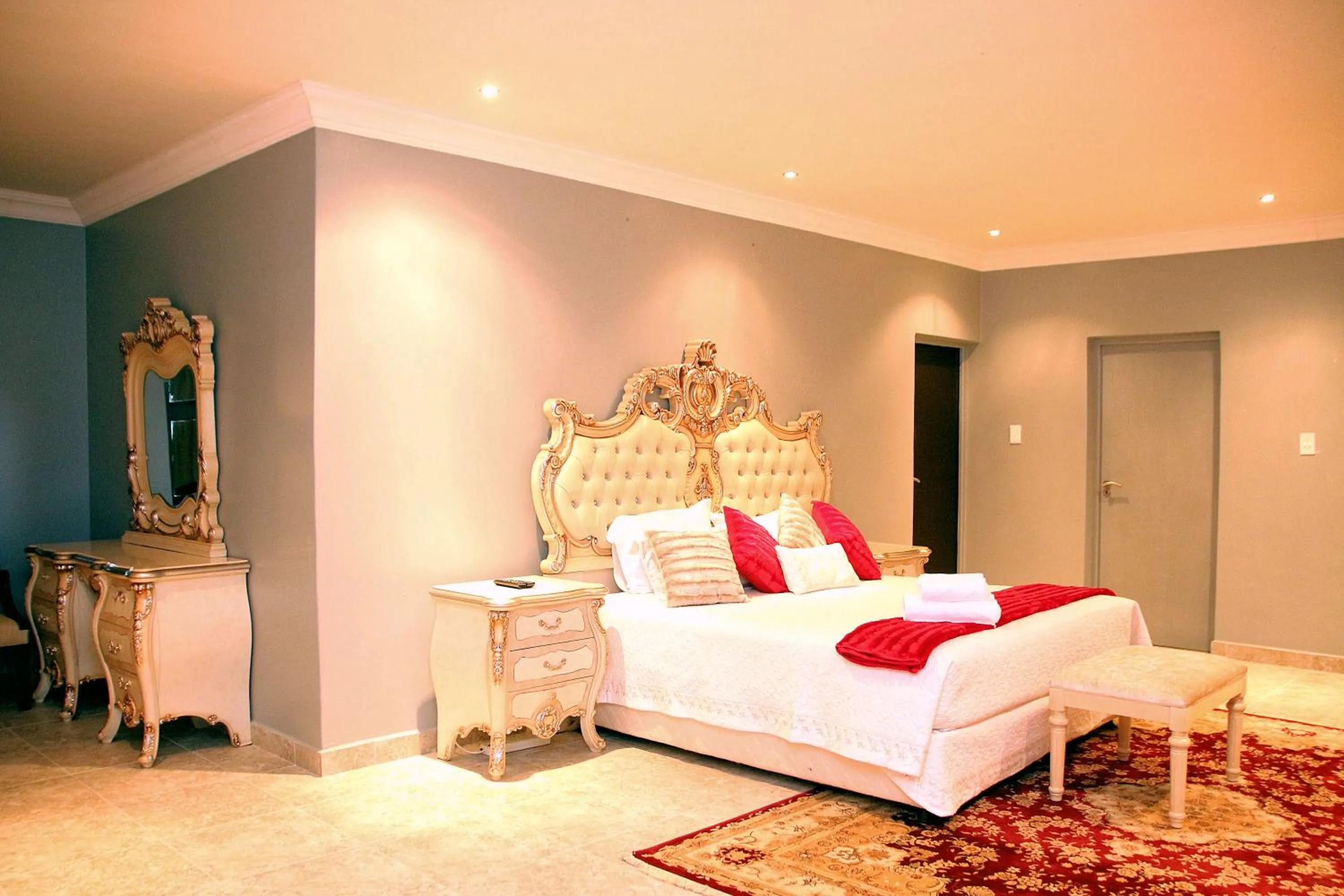 Decorative detail, Bed in Rehoboth Mountain Suites