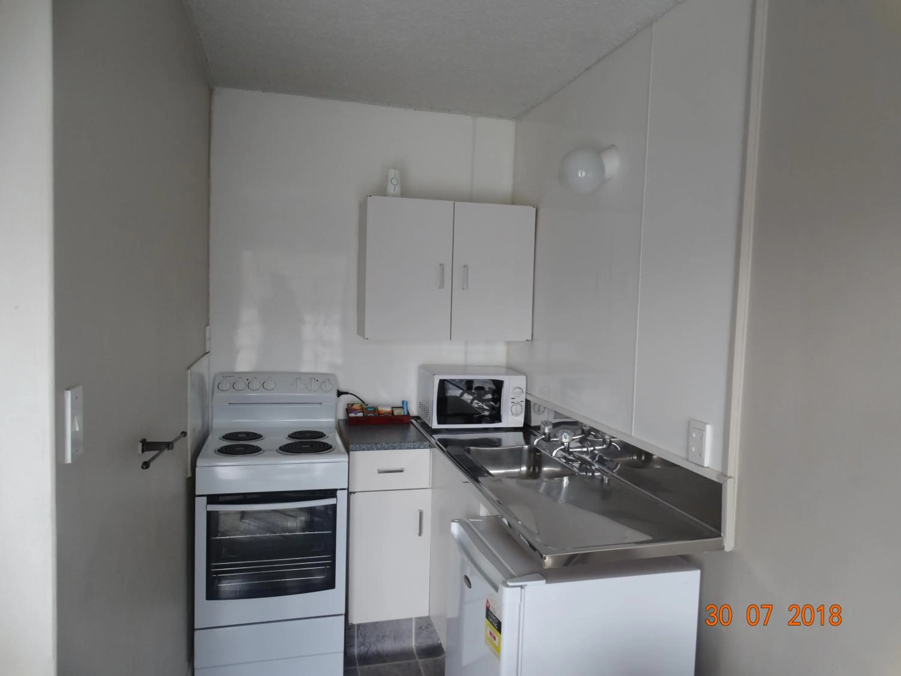 Kitchen or kitchenette in Ambassador Motel