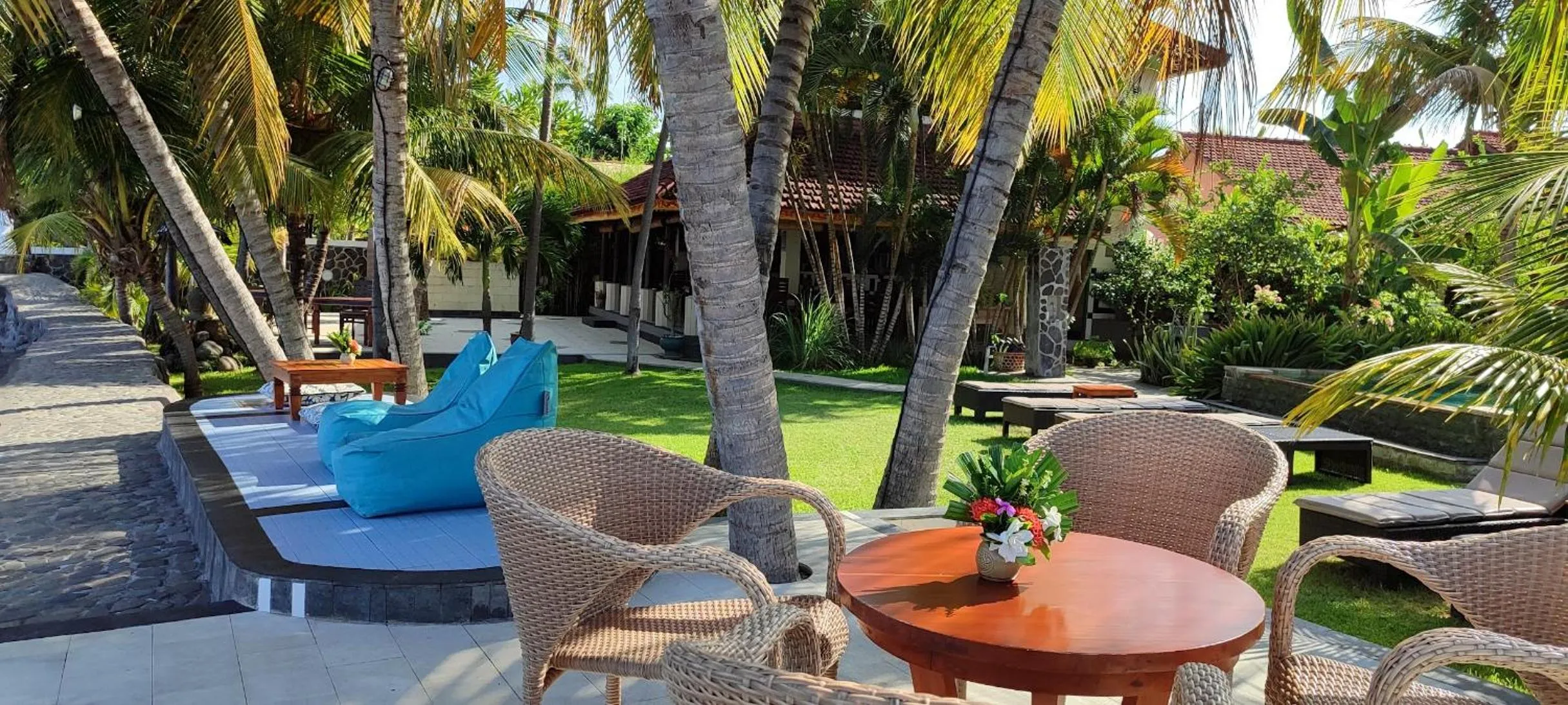 Restaurant/places to eat in 1000 Dream Bungalow